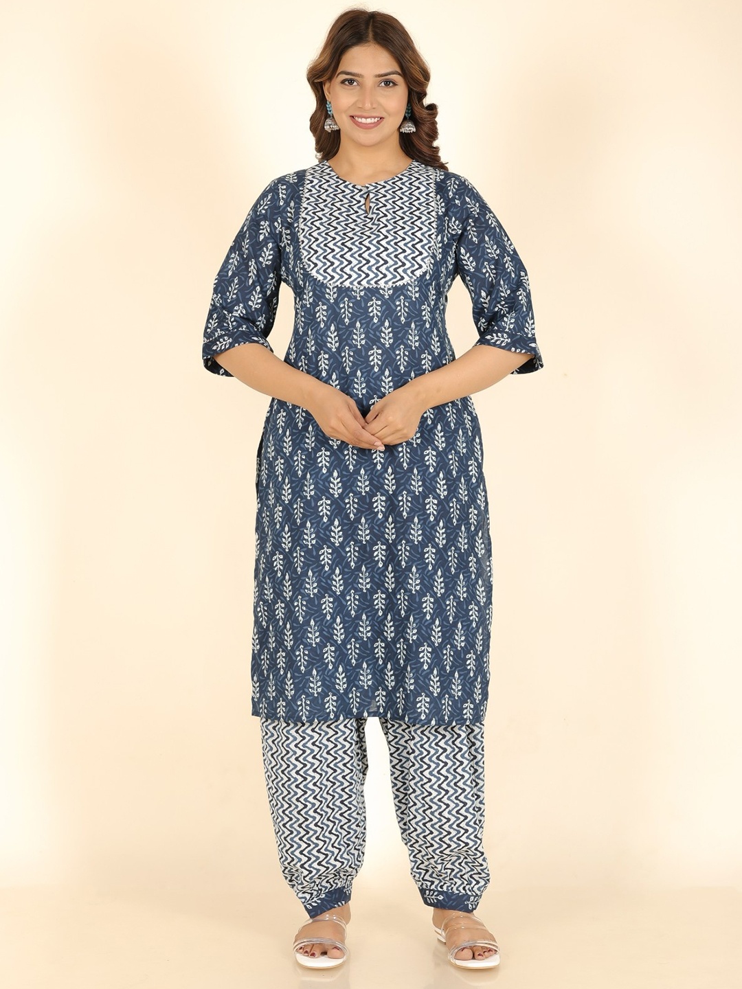 Aramya Floral Printed Keyhole Neck Gotta Patti Pure Cotton Straight Kurta With Salwar, Blue
Aramya Floral Printed Keyhole Neck Gotta Patti Pure Cotton Straight Kurta With Salwar, Blue