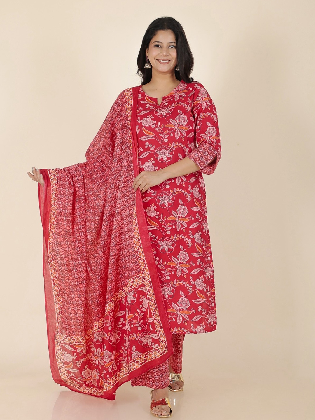 Aramya Floral Printed Notched Round Neck Pure Cotton Straight Kurta with Trousers, Pink
Aramya Floral Printed Notched Round Neck Pure Cotton Straight Kurta with Trousers, Pink