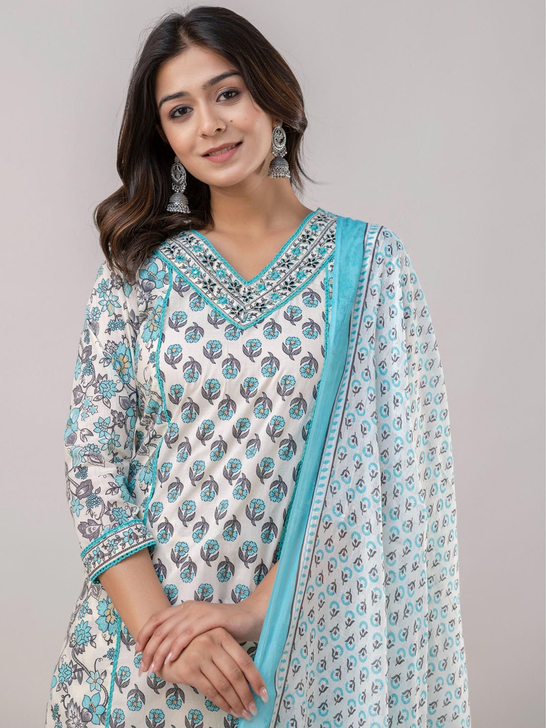 Jasoriya Floral Printed V-Neck Thread Work Pure Cotton Kurta With Trousers & Dupatta, Turquoise blue
Jasoriya Floral Printed V-Neck Thread Work Pure Cotton Kurta With Trousers & Dupatta, Turquoise blue