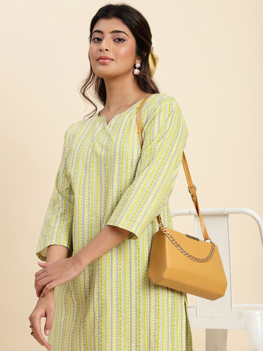 V TRADITION Floral Printed Notched Round Neck Pure Cotton Straight Kurta with Trousers, Lime green
V TRADITION Floral Printed Notched Round Neck Pure Cotton Straight Kurta with Trousers, Lime green