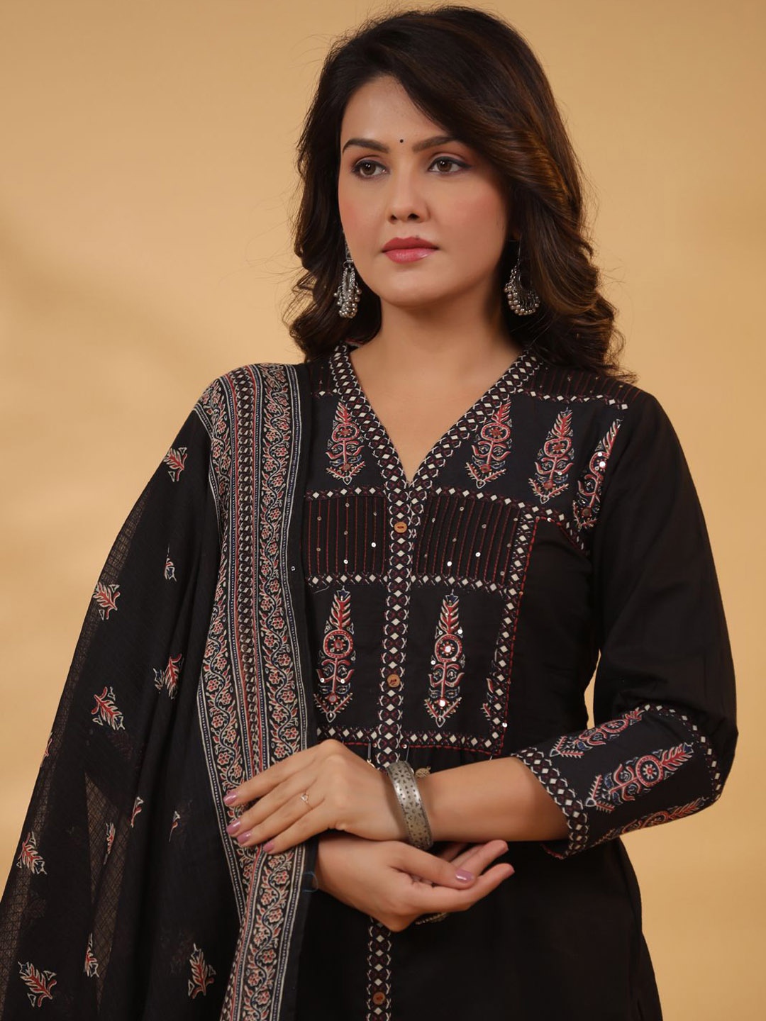 Readiprint Fashions Women Floral Printed Regular Aari Work Pure Cotton Kurta with Palazzos & With Dupatta, Black
Readiprint Fashions Women Floral Printed Regular Aari Work Pure Cotton Kurta with Palazzos & With Dupatta, Black