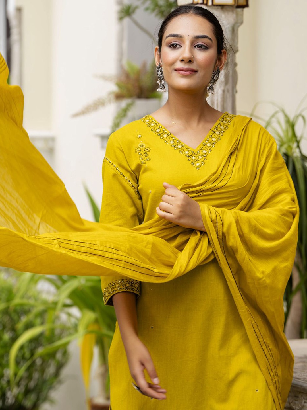 Readiprint Women Floral Yoke Design Regular Thread Work Pure Cotton Kurta with Trousers & With, Mustard
Readiprint Women Floral Yoke Design Regular Thread Work Pure Cotton Kurta with Trousers & With, Mustard