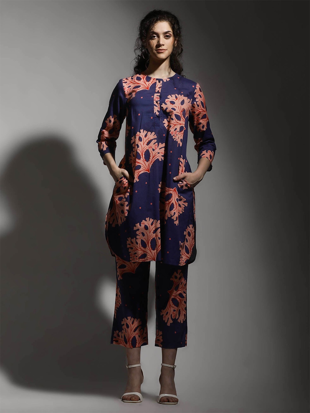 Dora Dori Floral Printed Pure Cotton Relaxed Fit Straight Kurta With Trousers, Navy blue
Dora Dori Floral Printed Pure Cotton Relaxed Fit Straight Kurta With Trousers, Navy blue