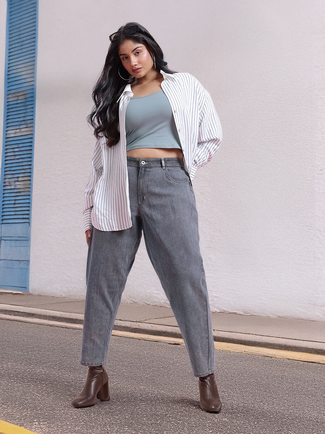 DressBerry Curve Women Plus Size Light Fade Slouchy Fit Stretchable Jeans, Grey
DressBerry Curve Women Plus Size Light Fade Slouchy Fit Stretchable Jeans, Grey