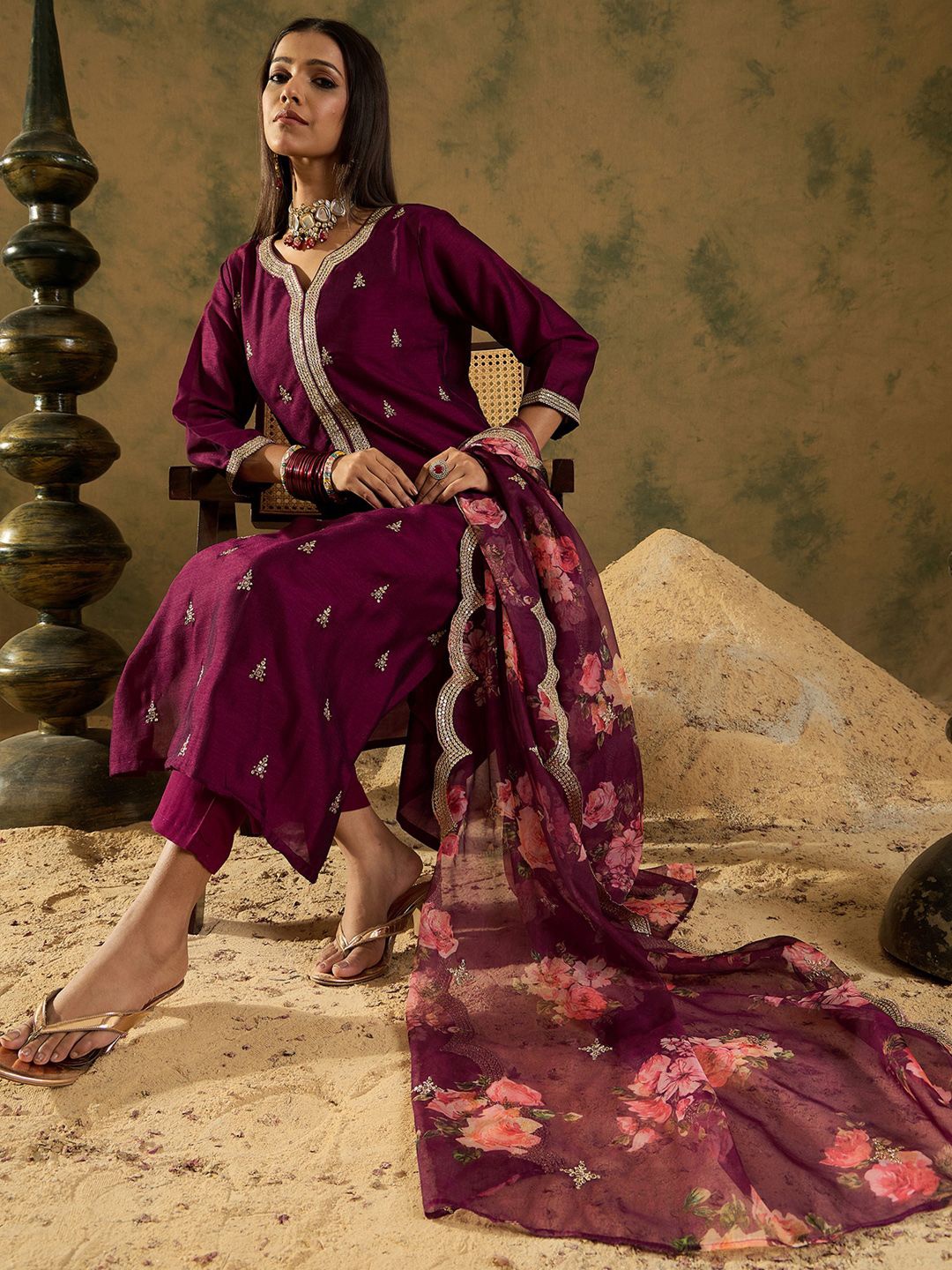 Indo Era Ethnic Floral Embroidered Zari Work Detail Regular Sleeves Round Neck Kurta Set, Burgundy
Indo Era Ethnic Floral Embroidered Zari Work Detail Regular Sleeves Round Neck Kurta Set, Burgundy
