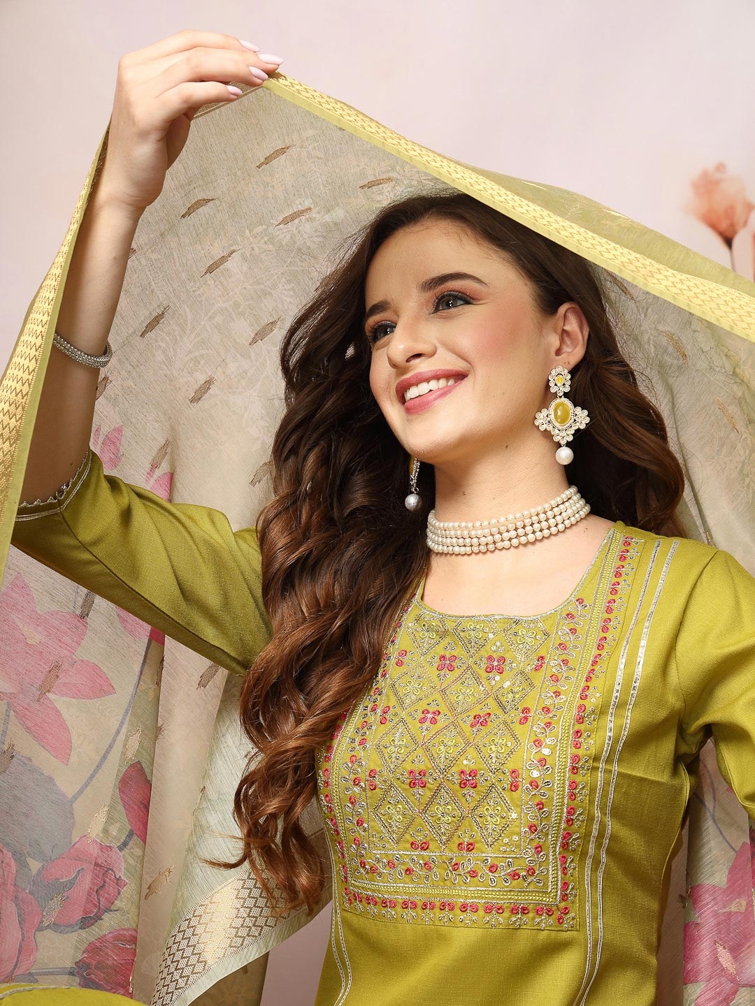 Stylum Women Floral Embroidered Regular Sequinned Kurta with Trousers & With Dupatta, Green
Stylum Women Floral Embroidered Regular Sequinned Kurta with Trousers & With Dupatta, Green