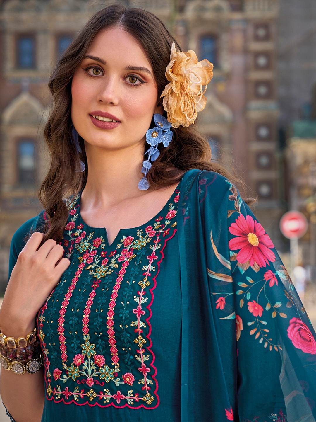 MOJILAA Women Floral Embroidered Regular Beads and Stones Kurta with Trousers & With Dupatta, Teal
MOJILAA Women Floral Embroidered Regular Beads and Stones Kurta with Trousers & With Dupatta, Teal