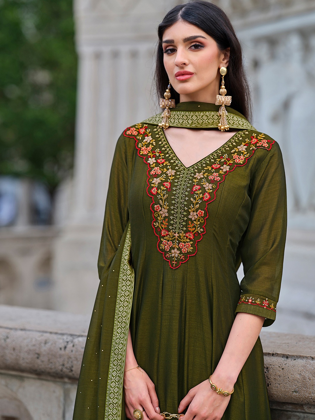 MOJILAA Women Floral Embroidered Empire Beads and Stones Kurta with Trousers & With Dupatta, Green
MOJILAA Women Floral Embroidered Empire Beads and Stones Kurta with Trousers & With Dupatta, Green