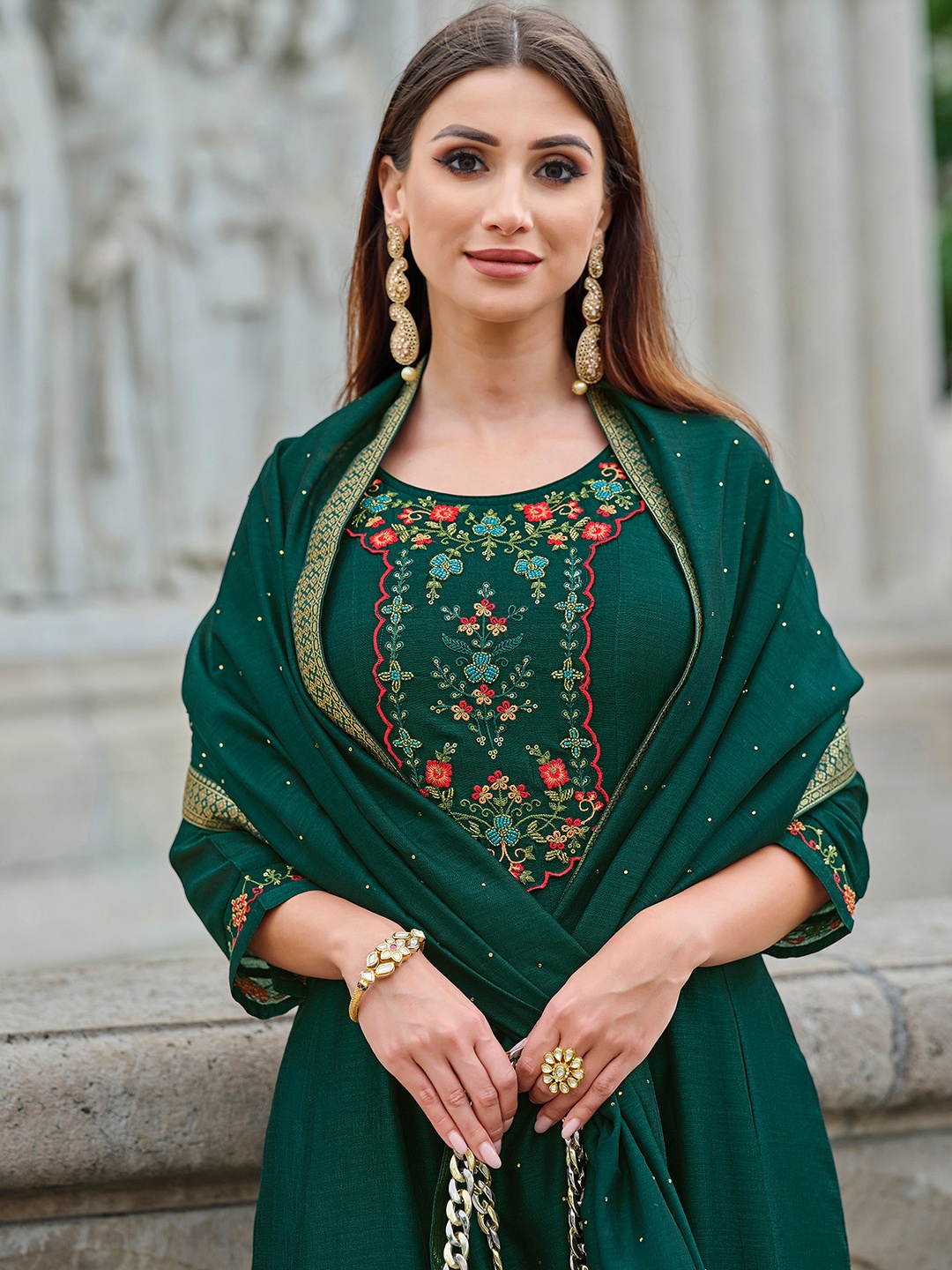 MOJILAA Women Floral Embroidered Regular Beads and Stones Kurta with Trousers & With Dupatta, Green
MOJILAA Women Floral Embroidered Regular Beads and Stones Kurta with Trousers & With Dupatta, Green
