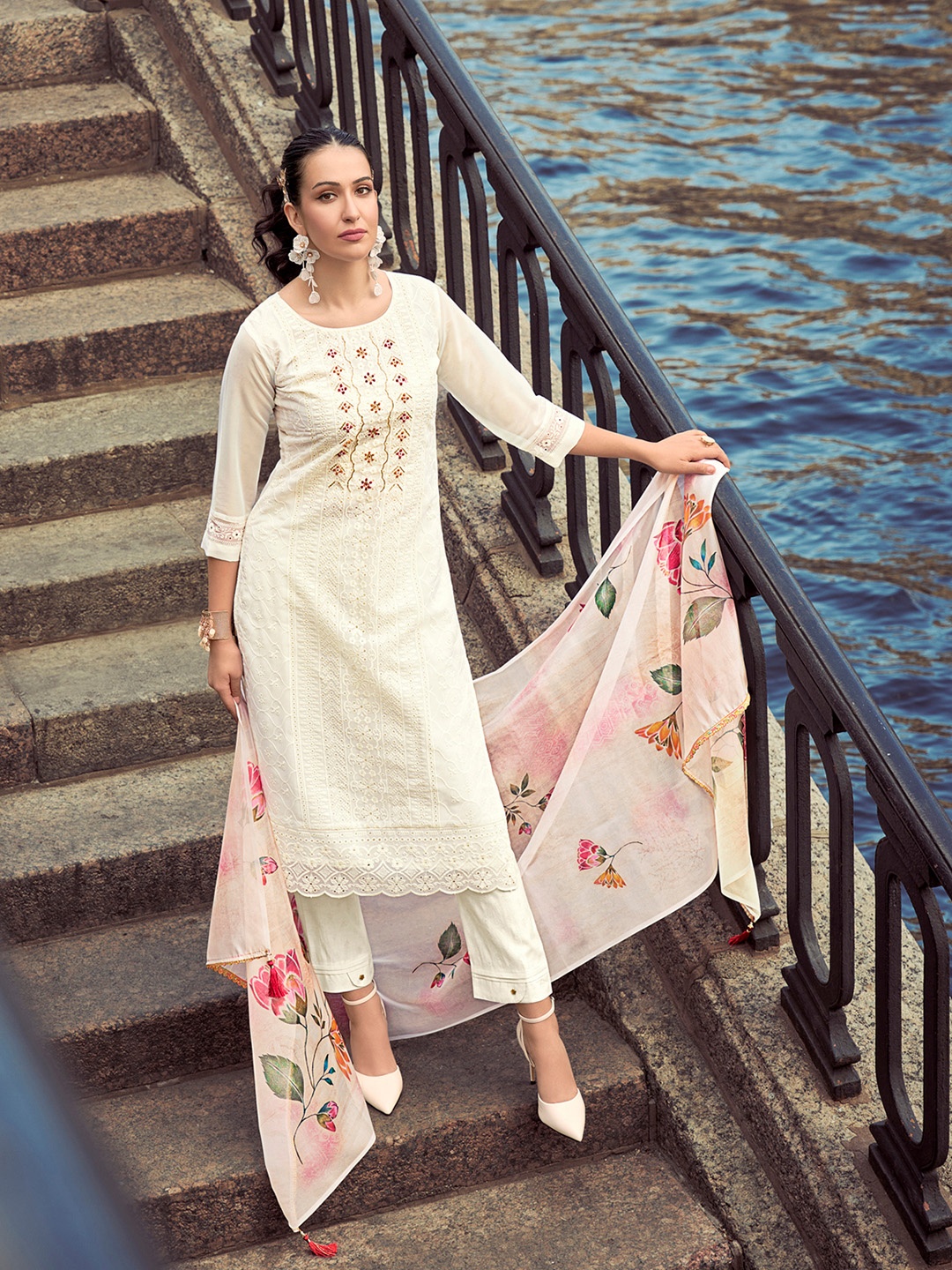 MOJILAA Women Floral Embroidered Regular Chikankari Kurta with Trousers & With Dupatta, White
MOJILAA Women Floral Embroidered Regular Chikankari Kurta with Trousers & With Dupatta, White