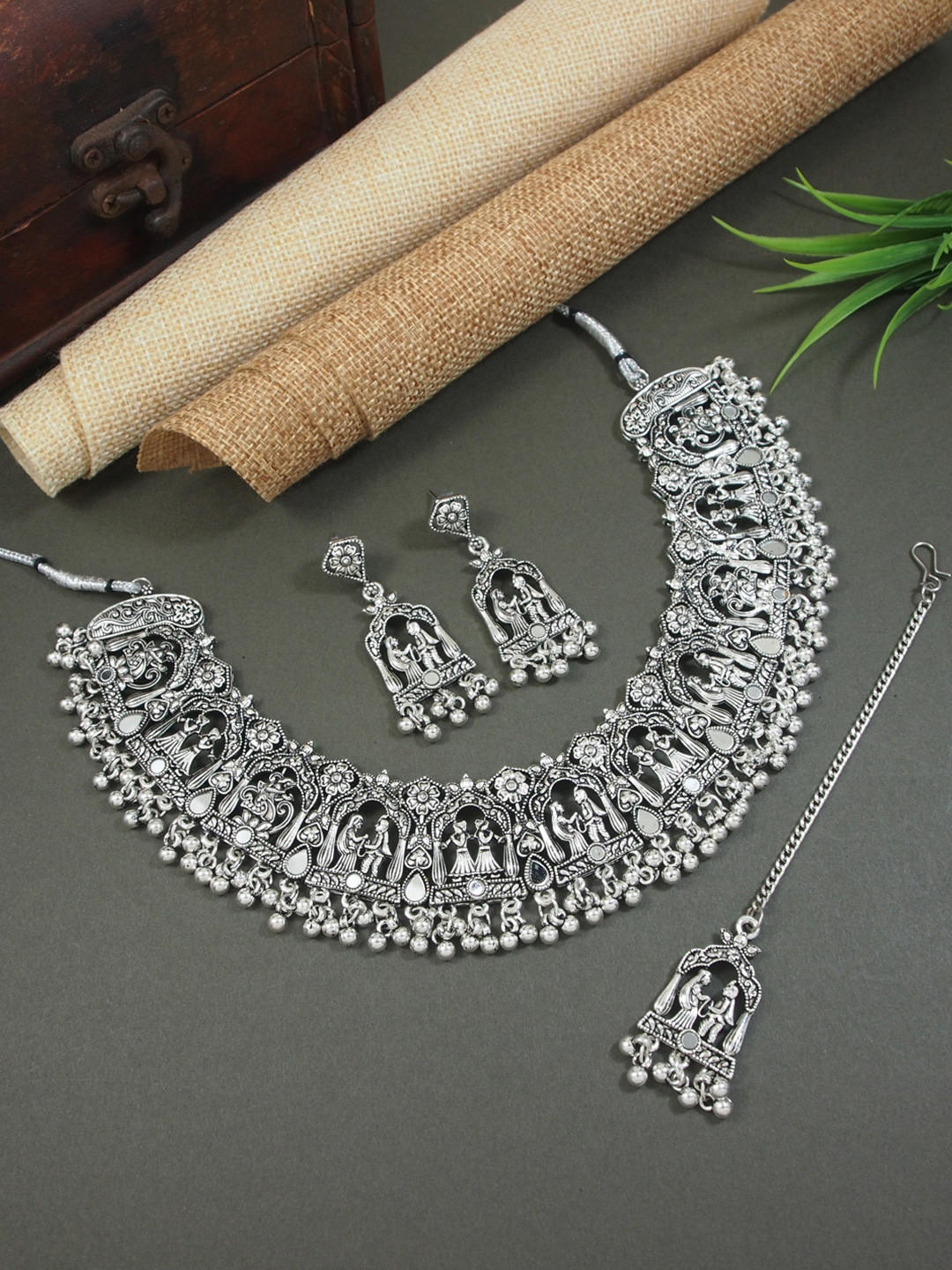 I Jewels Silver Plated Oxidised Traditional Floral Design Jewellery Set 
I Jewels Silver Plated Oxidised Traditional Floral Design Jewellery Set