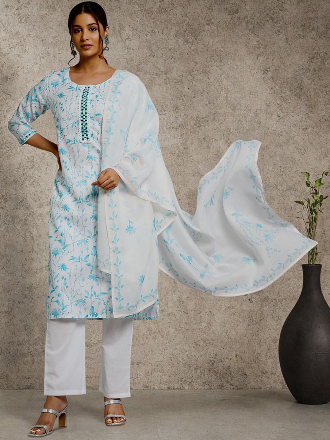 Ode by House of Pataudi Floral Printed Sequinned Linen Kurta with Trousers & Dupatta, Blue
Ode by House of Pataudi Floral Printed Sequinned Linen Kurta with Trousers & Dupatta, Blue