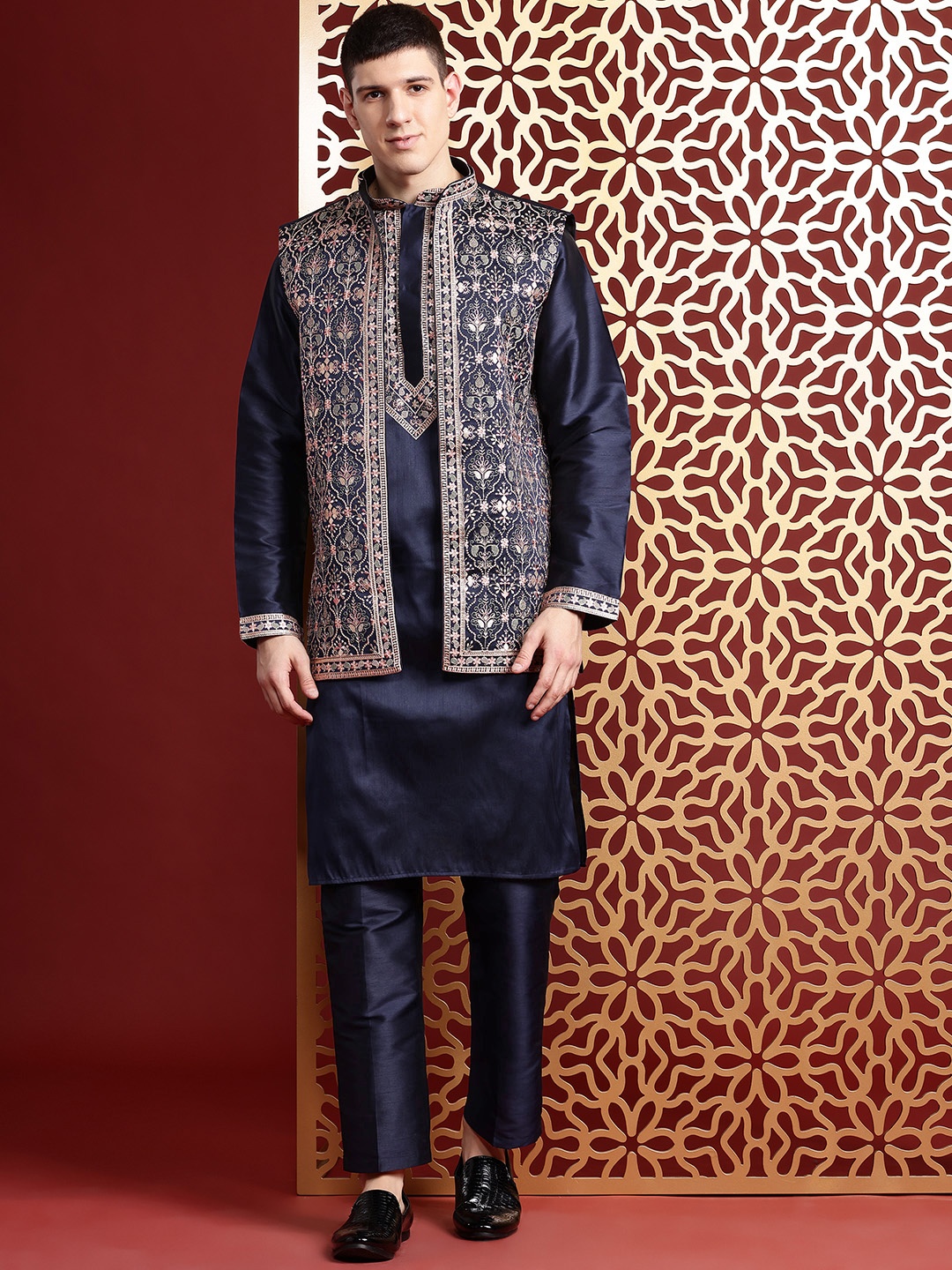 MANQ Ethnic Motifs Embroidered Sequinned Pure Cotton Kurta with Trousers, Navy blue
MANQ Ethnic Motifs Embroidered Sequinned Pure Cotton Kurta with Trousers, Navy blue