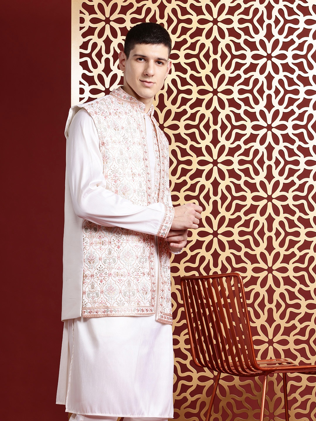 MANQ Ethnic Motifs Embroidered Sequinned Pure Cotton Kurta with Trousers & Nehru Jacket, Cream
MANQ Ethnic Motifs Embroidered Sequinned Pure Cotton Kurta with Trousers & Nehru Jacket, Cream