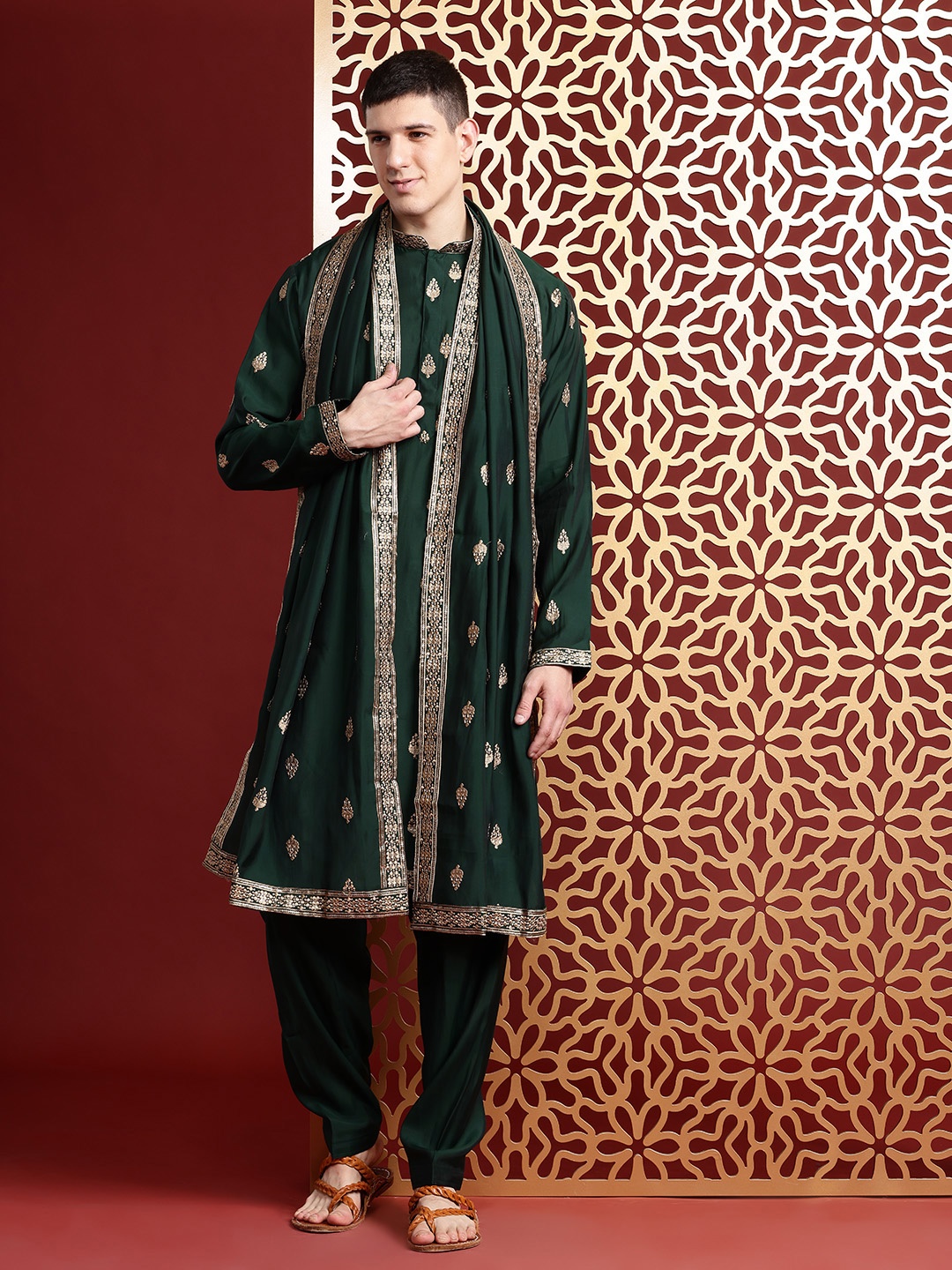 MANQ Men Ethnic Motifs Embroidered Sequinned Pure Cotton Kurta with Pyjamas & Dupatta, Green
MANQ Men Ethnic Motifs Embroidered Sequinned Pure Cotton Kurta with Pyjamas & Dupatta, Green