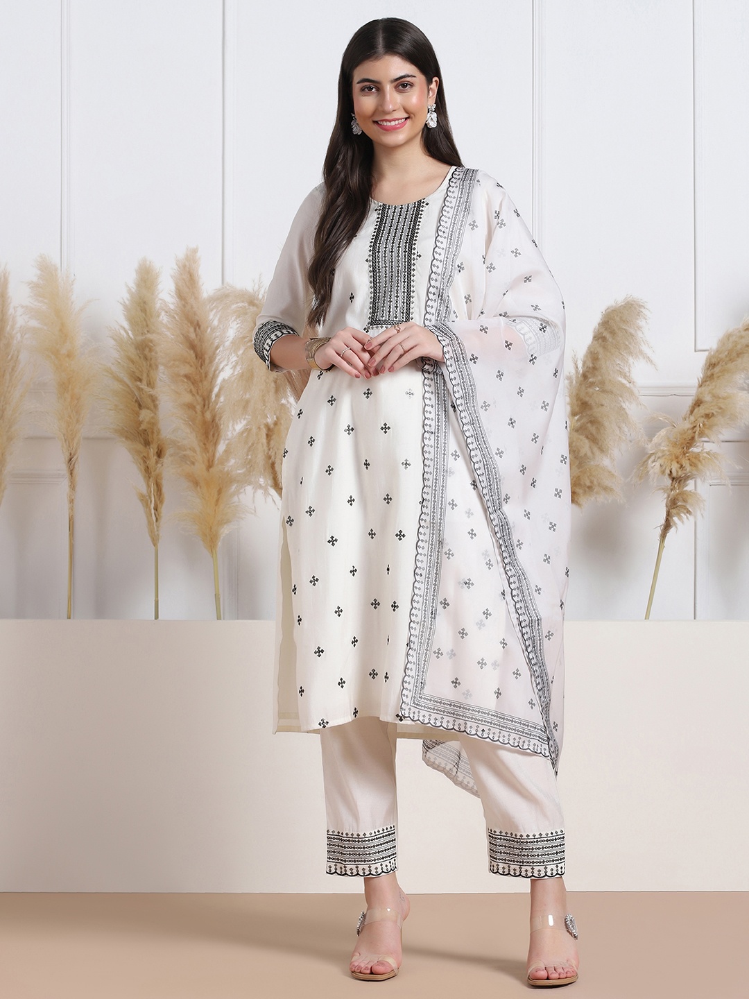 BAESD Floral Embroidered Round Neck Straight Kurta with Trousers & Dupatta, White
BAESD Floral Embroidered Round Neck Straight Kurta with Trousers & Dupatta, White