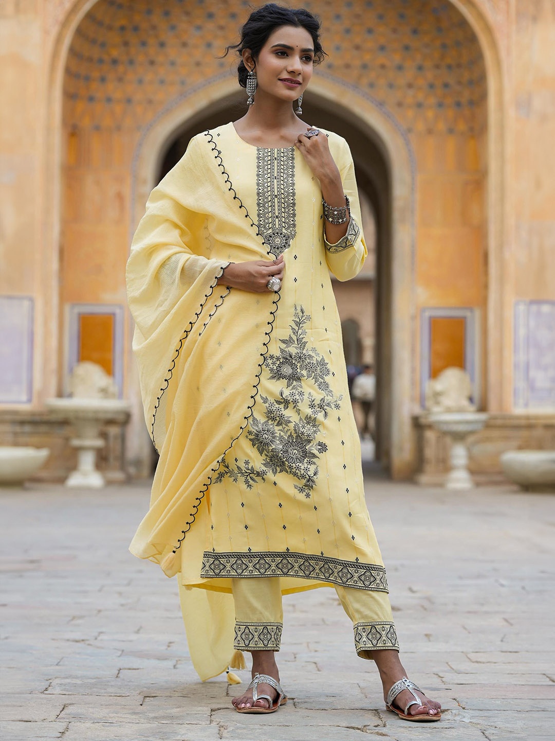 SCAKHI Floral Embroidered Thread Work Jacquard Weave Kurta with Trousers & Dupatta, Yellow
SCAKHI Floral Embroidered Thread Work Jacquard Weave Kurta with Trousers & Dupatta, Yellow