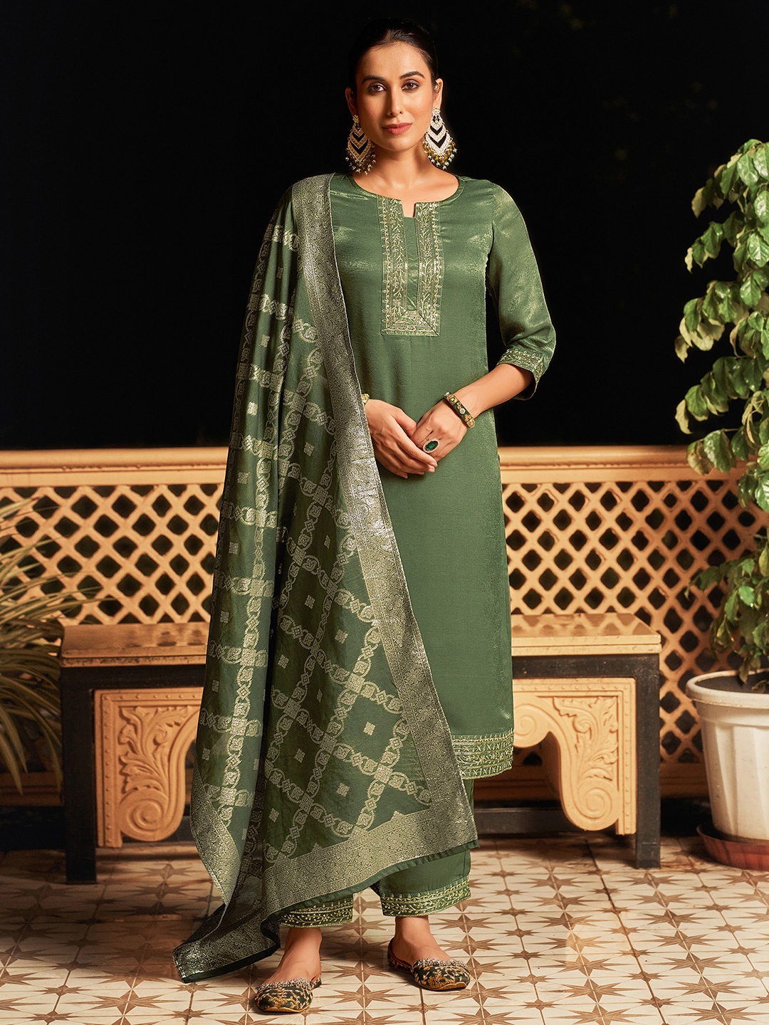 KALINI Ethnic Motifs Yoke Design Sequinned Velvet Kurta With Trousers & Dupatta, Green
KALINI Ethnic Motifs Yoke Design Sequinned Velvet Kurta With Trousers & Dupatta, Green