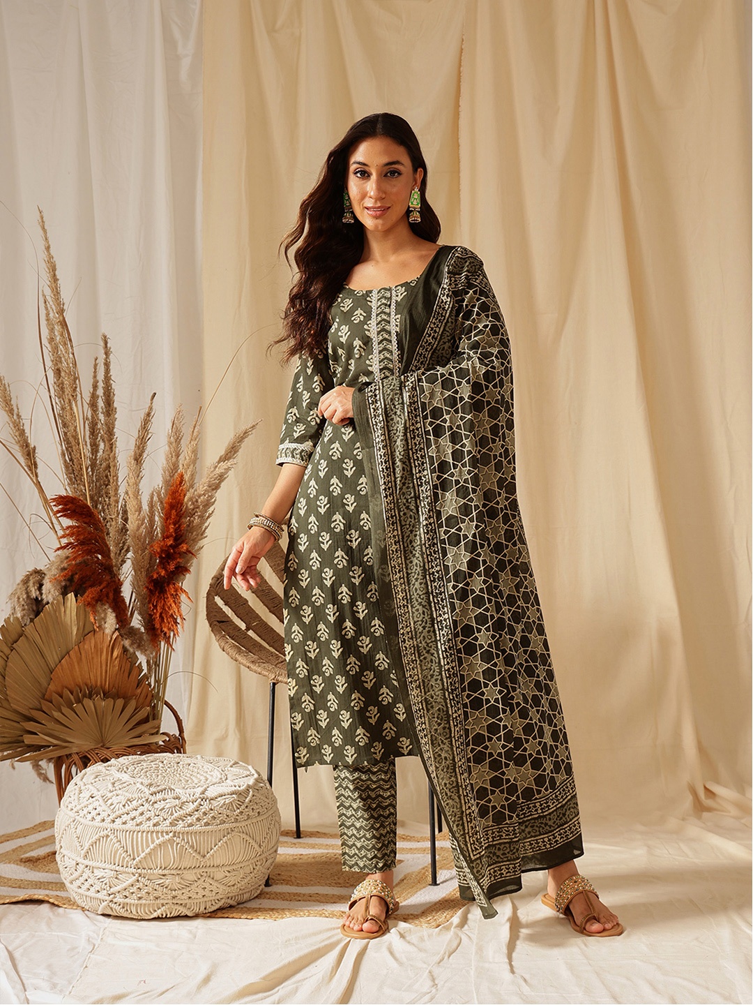 Ginni Arora Label Floral Printed Pure Cotton Straight Kurta with Trousers & Dupatta, Green
Ginni Arora Label Floral Printed Pure Cotton Straight Kurta with Trousers & Dupatta, Green