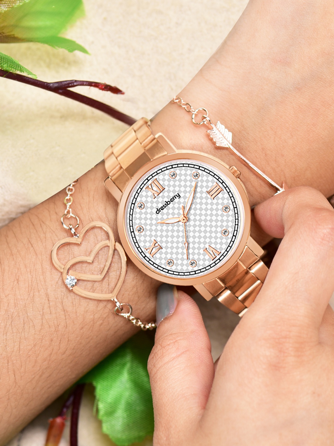DressBerry Women Embellished Dial & Bracelet Style Straps Analogue Watch DBSet24 Set-21, Rose gold
DressBerry Women Embellished Dial & Bracelet Style Straps Analogue Watch DBSet24 Set-21, Rose gold