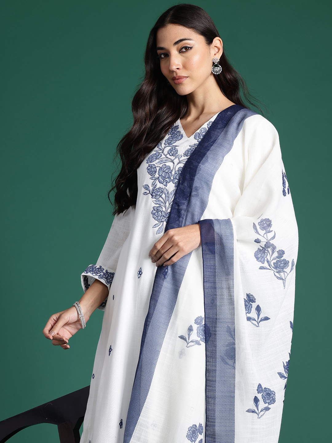 Indo Era Floral Embroidered Thread Work Pure Cotton Kurta with Trousers & With Dupatta, White
Indo Era Floral Embroidered Thread Work Pure Cotton Kurta with Trousers & With Dupatta, White
