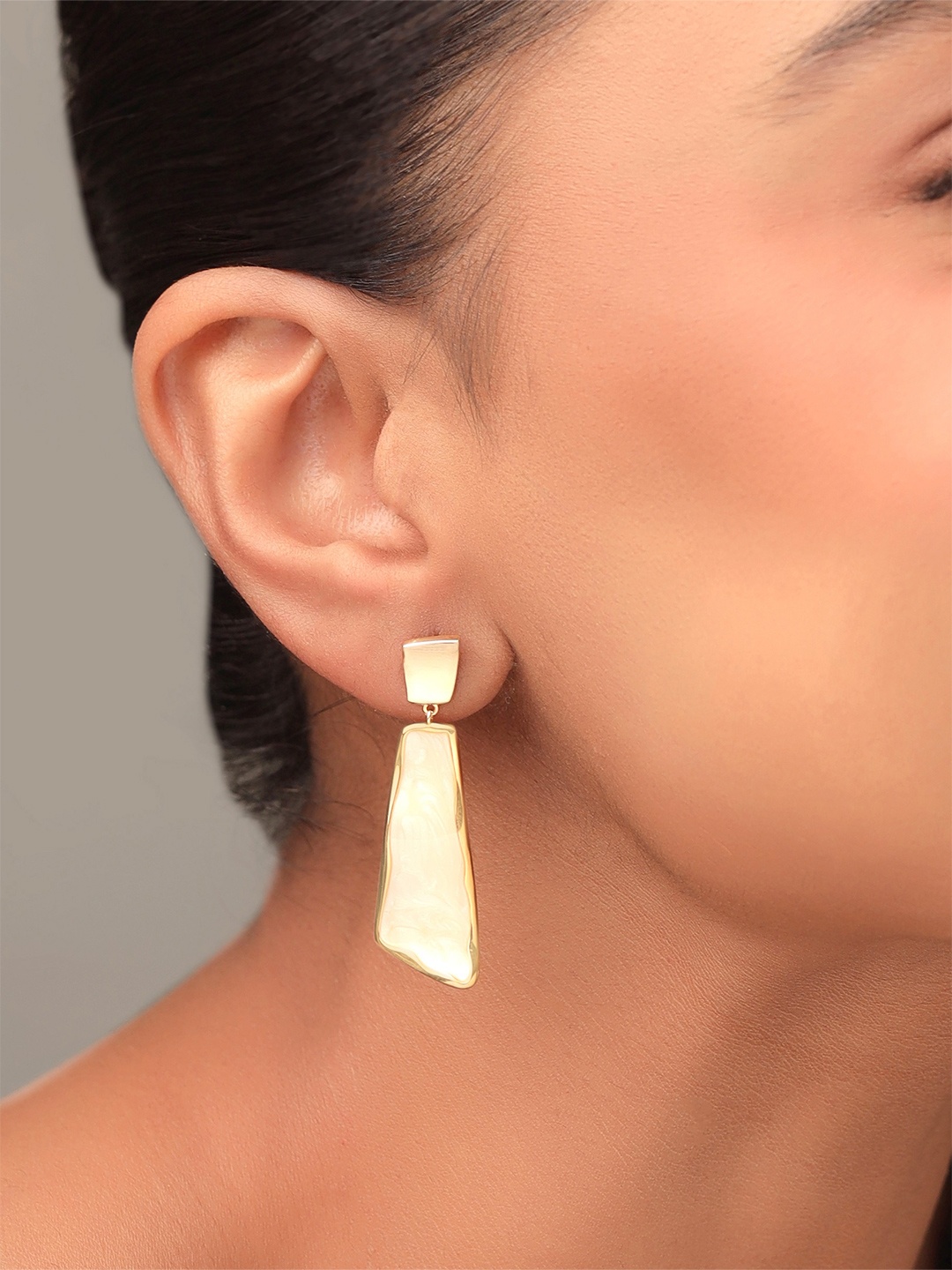 Kicky And Perky Gold Plated 92.5 Sterling Silver Mother Of Pearl Studded Drop Earrings
Kicky And Perky Gold Plated 92.5 Sterling Silver Mother Of Pearl Studded Drop Earrings