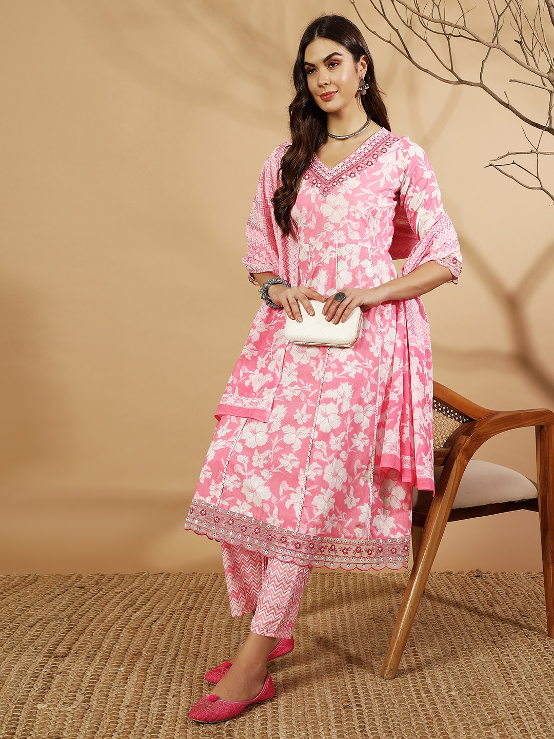 IkDaiya Floral Printed Thread Work V-Neck Pure Cotton Kurta with Trouser & Dupatta, Pink
IkDaiya Floral Printed Thread Work V-Neck Pure Cotton Kurta with Trouser & Dupatta, Pink