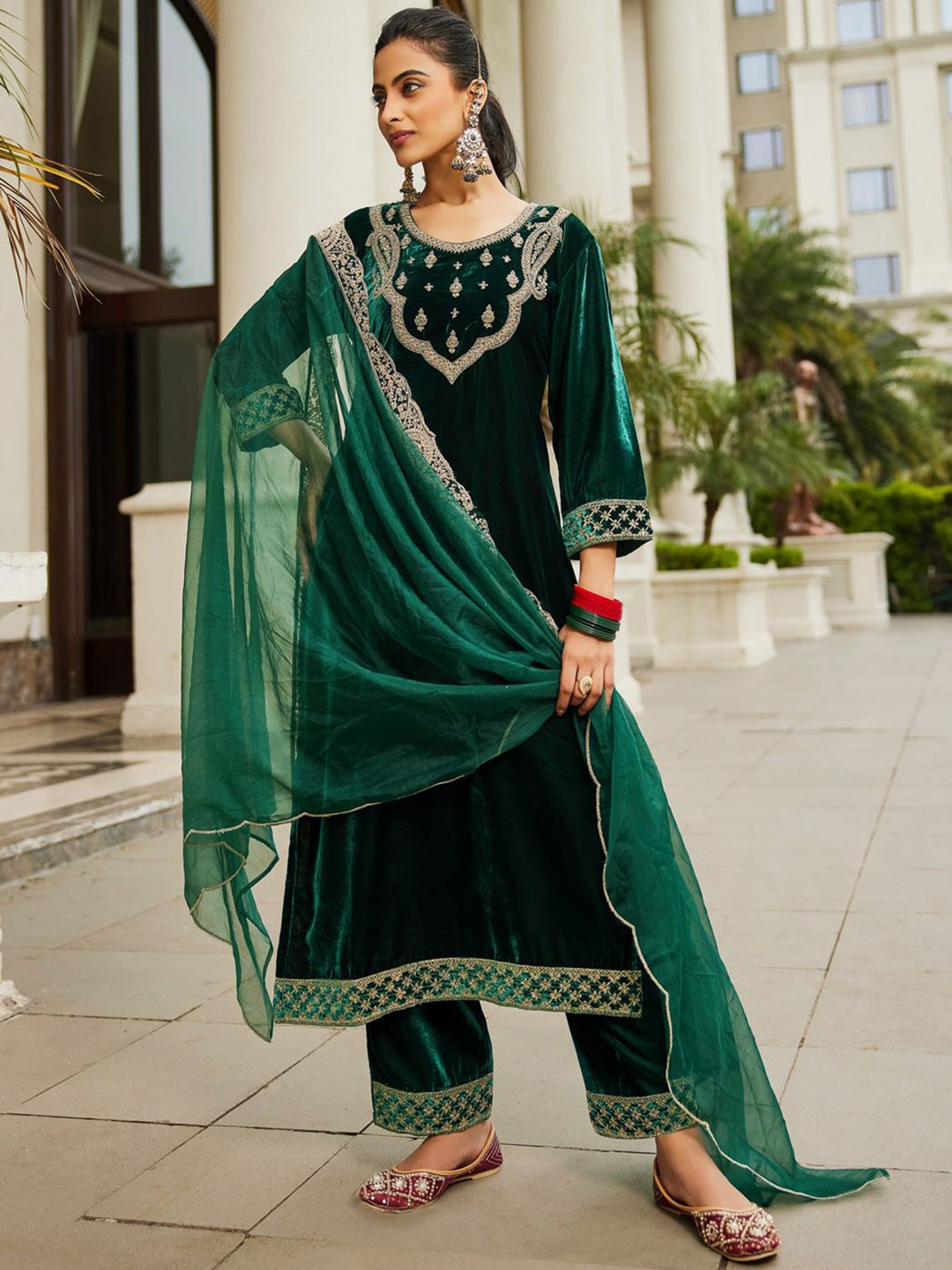 Indo Era Women Ethnic Motifs Embroidered Regular Velvet Kurta with Trousers & With Dupatta, Green
Indo Era Women Ethnic Motifs Embroidered Regular Velvet Kurta with Trousers & With Dupatta, Green