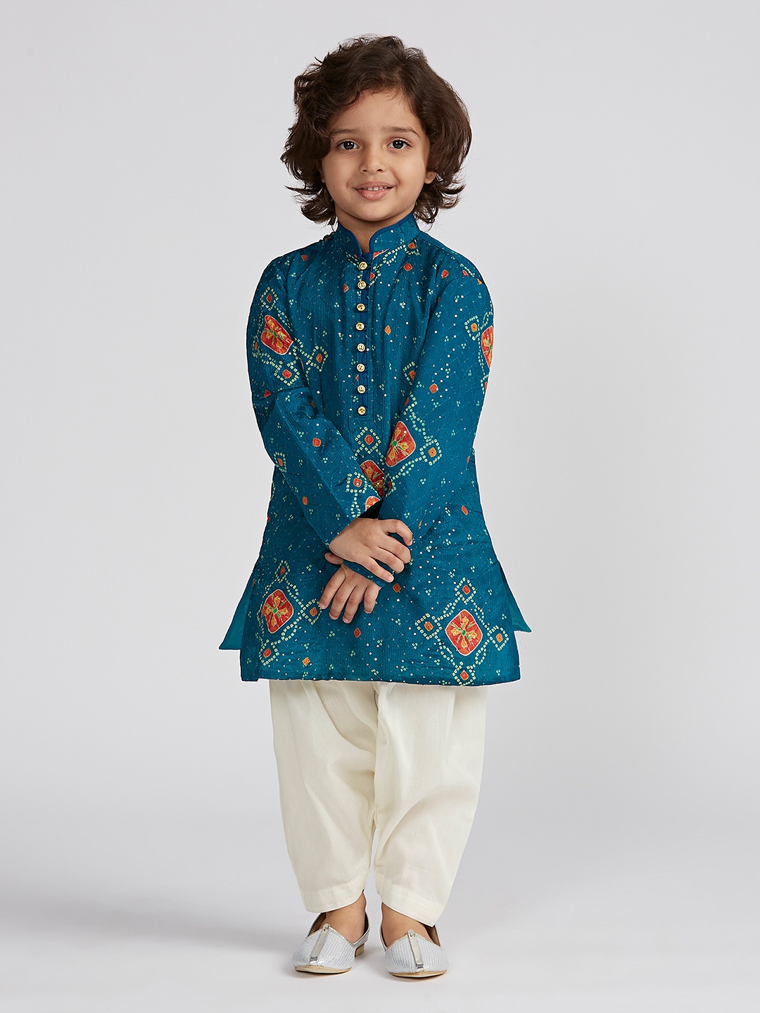 VASTRAMAY Boys Bandhani Printed Mandarin Collar Regular Sequinned Kurta With Patiala, Turquoise blue
VASTRAMAY Boys Bandhani Printed Mandarin Collar Regular Sequinned Kurta With Patiala, Turquoise blue