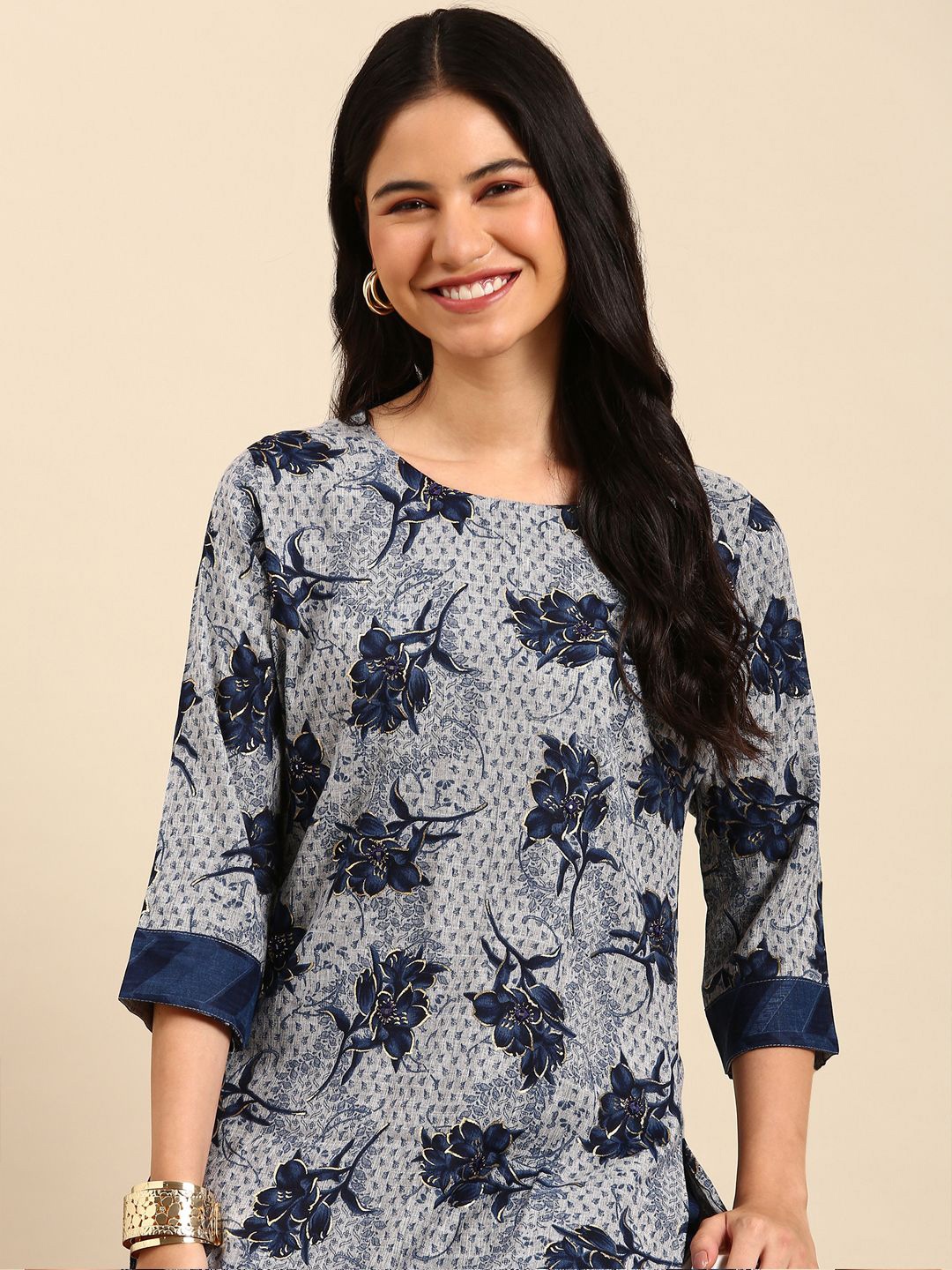 SHOWOFF Floral Embroidered Round Neck Mirror Work Straight Kurta With Trousers, Grey
SHOWOFF Floral Embroidered Round Neck Mirror Work Straight Kurta With Trousers, Grey