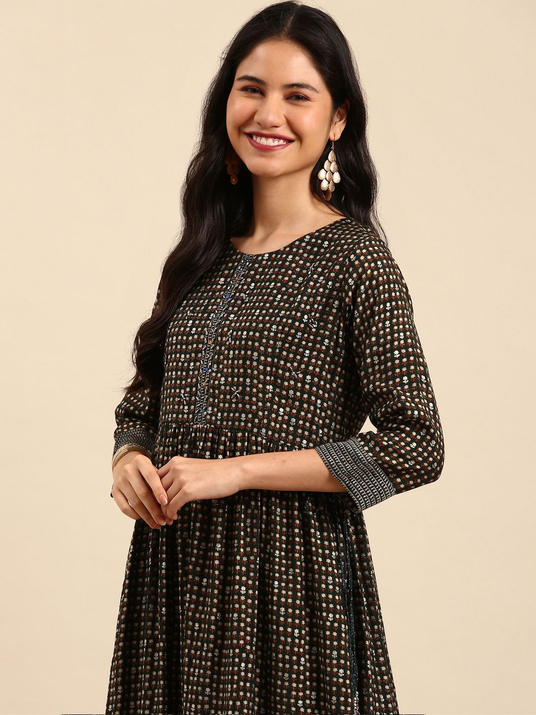 SHOWOFF Floral Printed Empire Beads And Stones Chanderi Cotton Kurta With Trousers, Green
SHOWOFF Floral Printed Empire Beads And Stones Chanderi Cotton Kurta With Trousers, Green