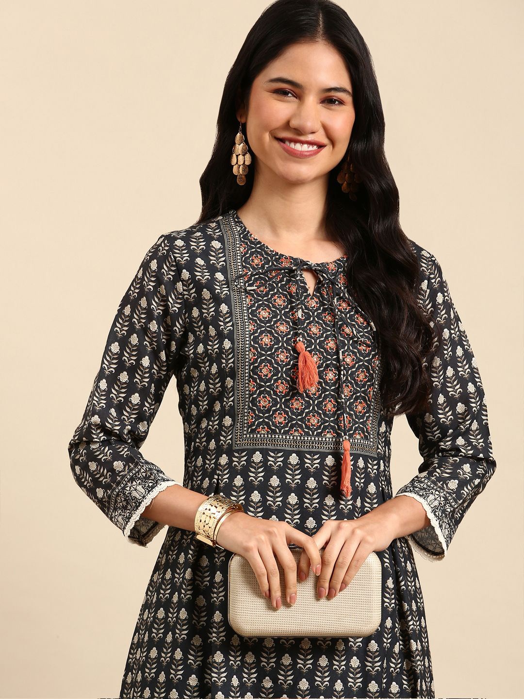 SHOWOFF Ethnic Motifs Printed Mirror Work Tie-Up Neck A-Line Kurta With Trousers, Green
SHOWOFF Ethnic Motifs Printed Mirror Work Tie-Up Neck A-Line Kurta With Trousers, Green