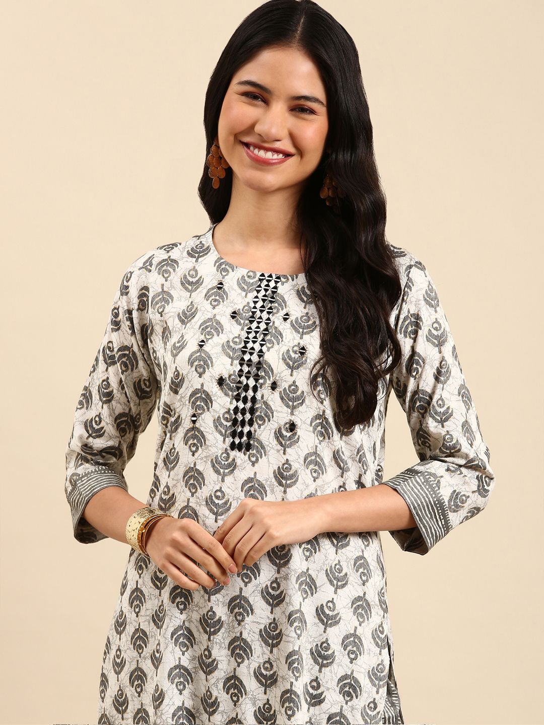 SHOWOFF Floral Embroidered Round Neck Mirror Work Straight Kurta With Trousers, Off white
SHOWOFF Floral Embroidered Round Neck Mirror Work Straight Kurta With Trousers, Off white