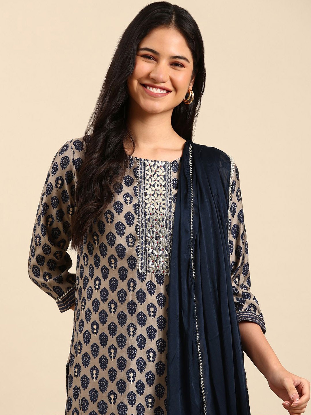 SHOWOFF Ethnic Motifs Printed Gotta Patti Straight Kurta with Trousers & With Dupatta, Grey
SHOWOFF Ethnic Motifs Printed Gotta Patti Straight Kurta with Trousers & With Dupatta, Grey