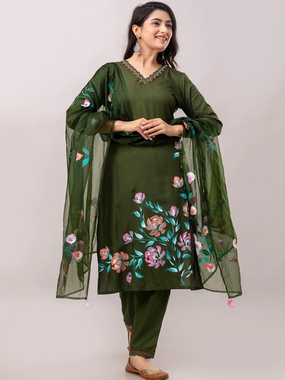FrionKandy Women Floral Printed Regular Beads and Stones Kurta with Trousers & With Dupatta, Green
FrionKandy Women Floral Printed Regular Beads and Stones Kurta with Trousers & With Dupatta, Green