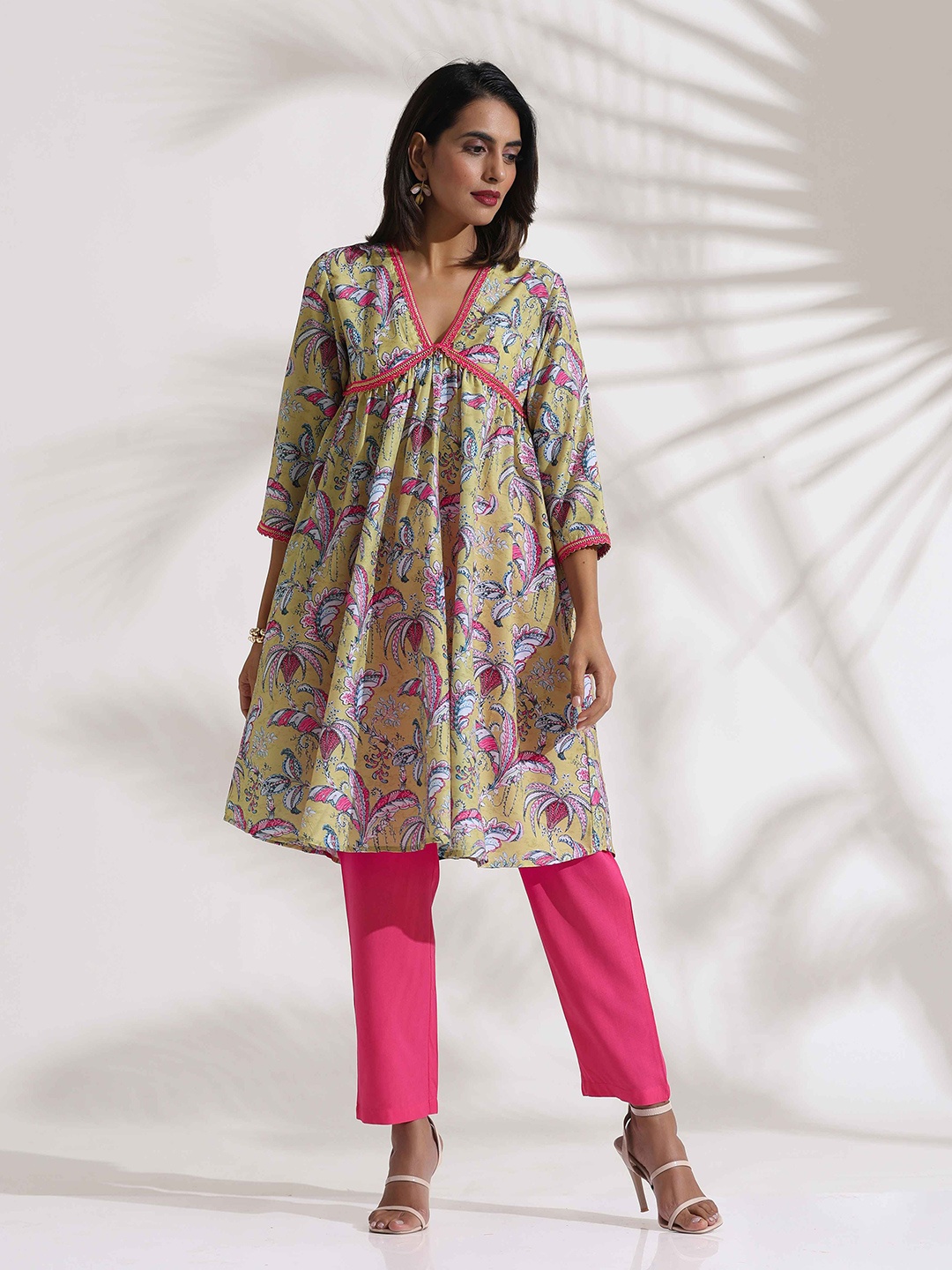 trueBrowns Floral Printed Mandarin Collar Anarkali Tunic With Trousers, Yellow
trueBrowns Floral Printed Mandarin Collar Anarkali Tunic With Trousers, Yellow
