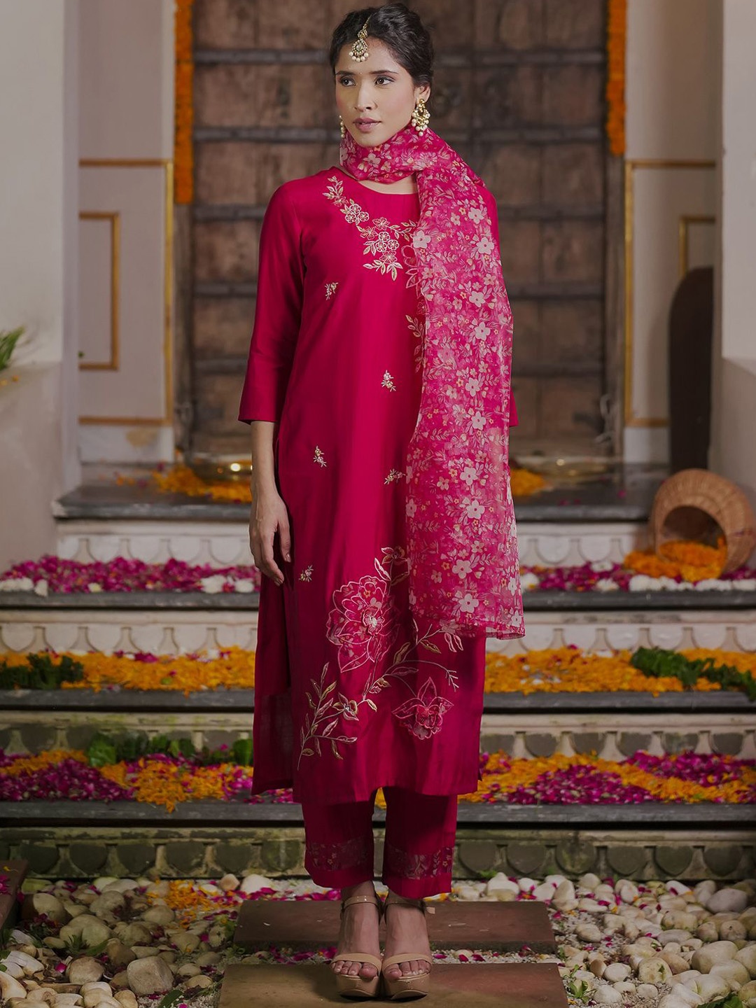 Indo Era Women Floral Embroidered Regular Thread Work Kurta with Trousers & With Dupatta, Red
Indo Era Women Floral Embroidered Regular Thread Work Kurta with Trousers & With Dupatta, Red