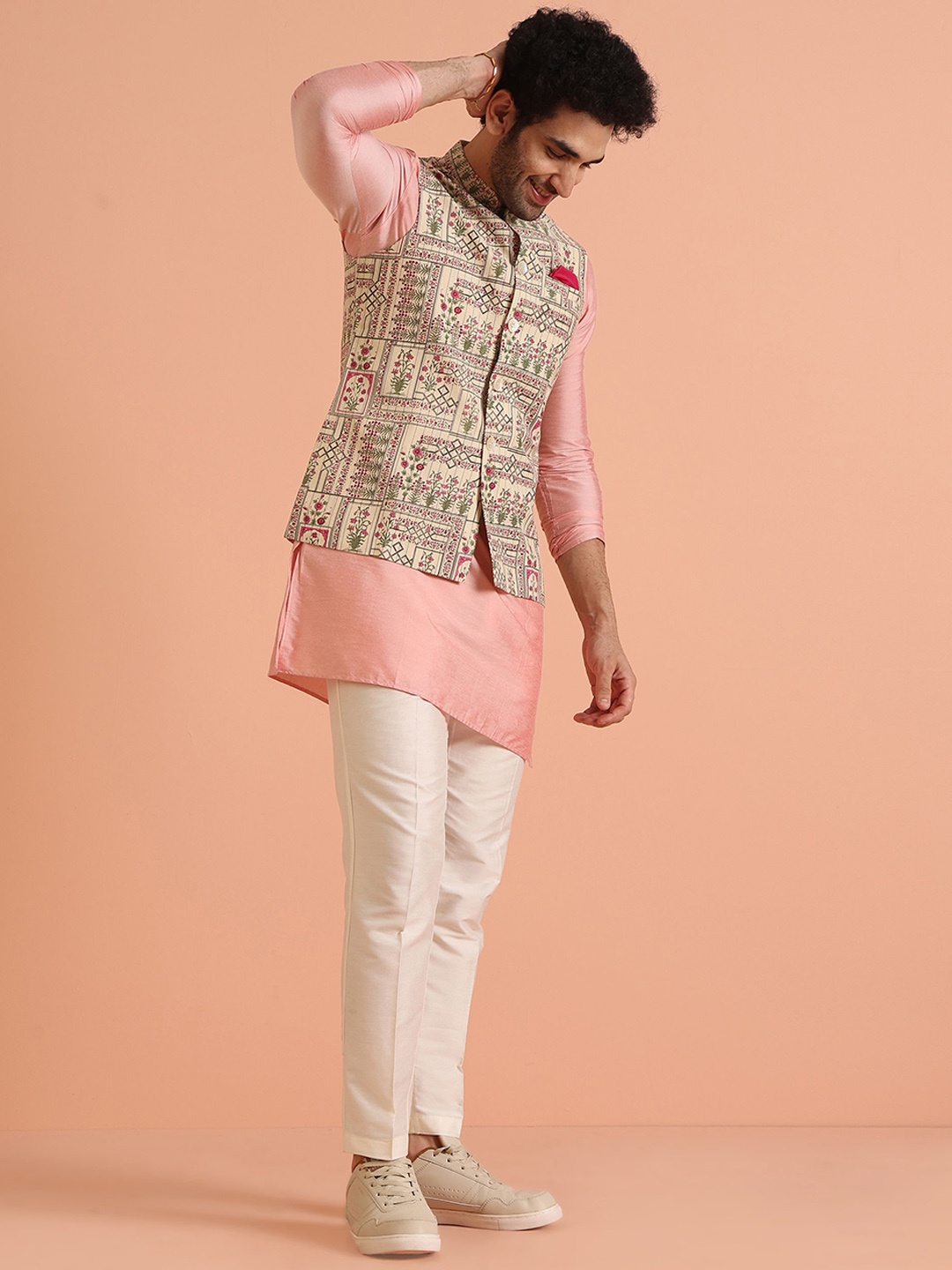 KISAH Ethnic Motifs Printed Mandarin Collar Straight Kurta With Trousers & Nehru jacket, White
KISAH Ethnic Motifs Printed Mandarin Collar Straight Kurta With Trousers & Nehru jacket, White