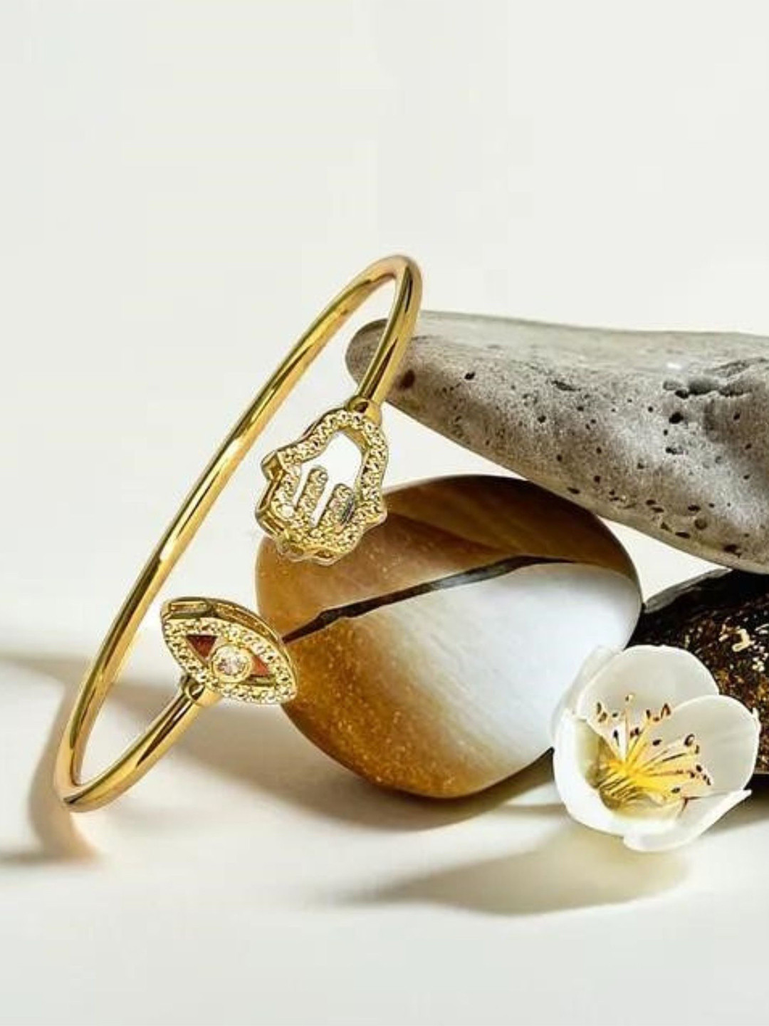 MANSIYAORANGE Gold-Plated American Diamond Studded Anti-Tarnish Bangle-Style Bracelet
MANSIYAORANGE Gold-Plated American Diamond Studded Anti-Tarnish Bangle-Style Bracelet