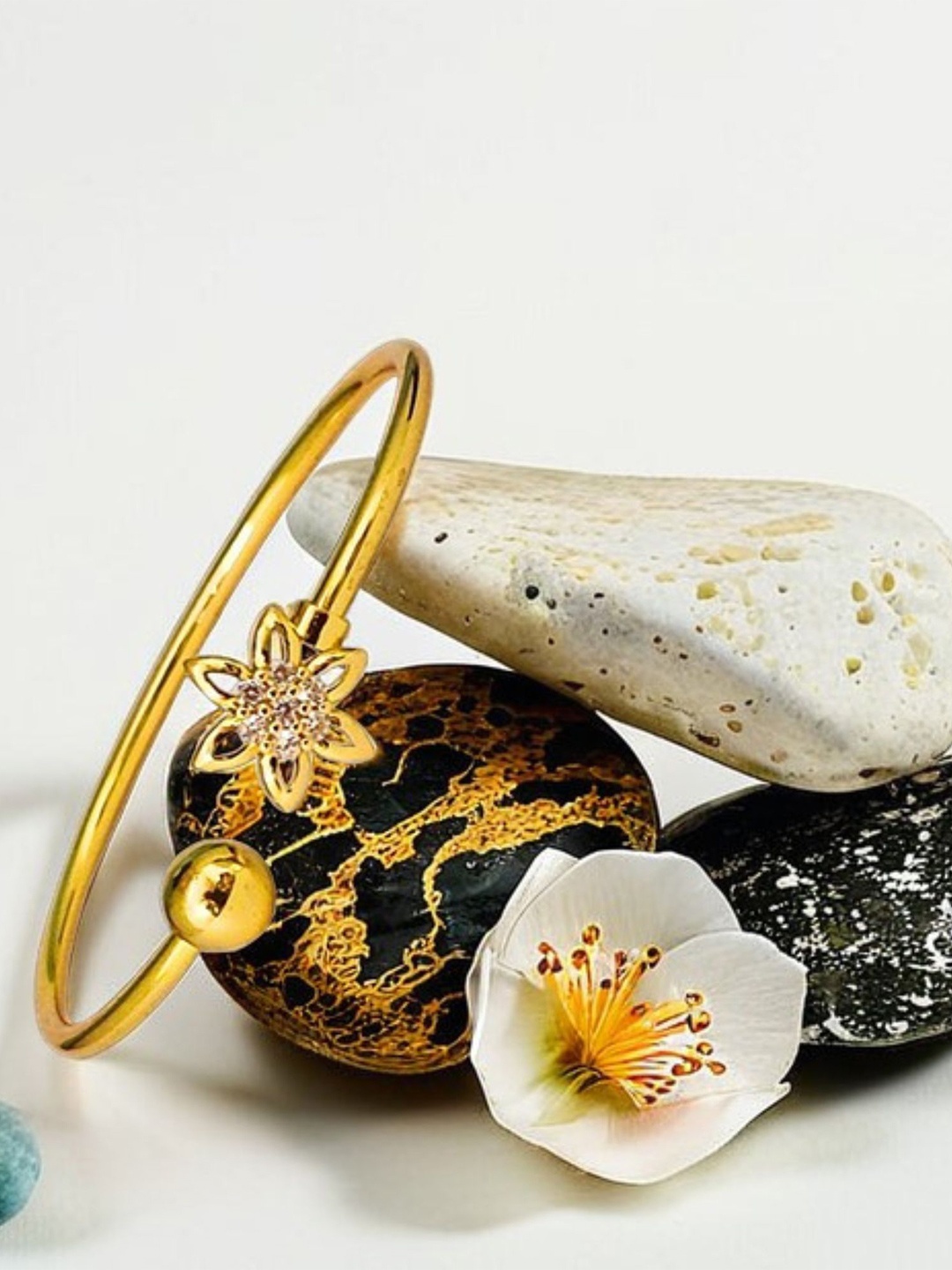 MANSIYAORANGE Gold-Plated American Diamond Studded Anti-Tarnish Bangle-Style Bracelet
MANSIYAORANGE Gold-Plated American Diamond Studded Anti-Tarnish Bangle-Style Bracelet