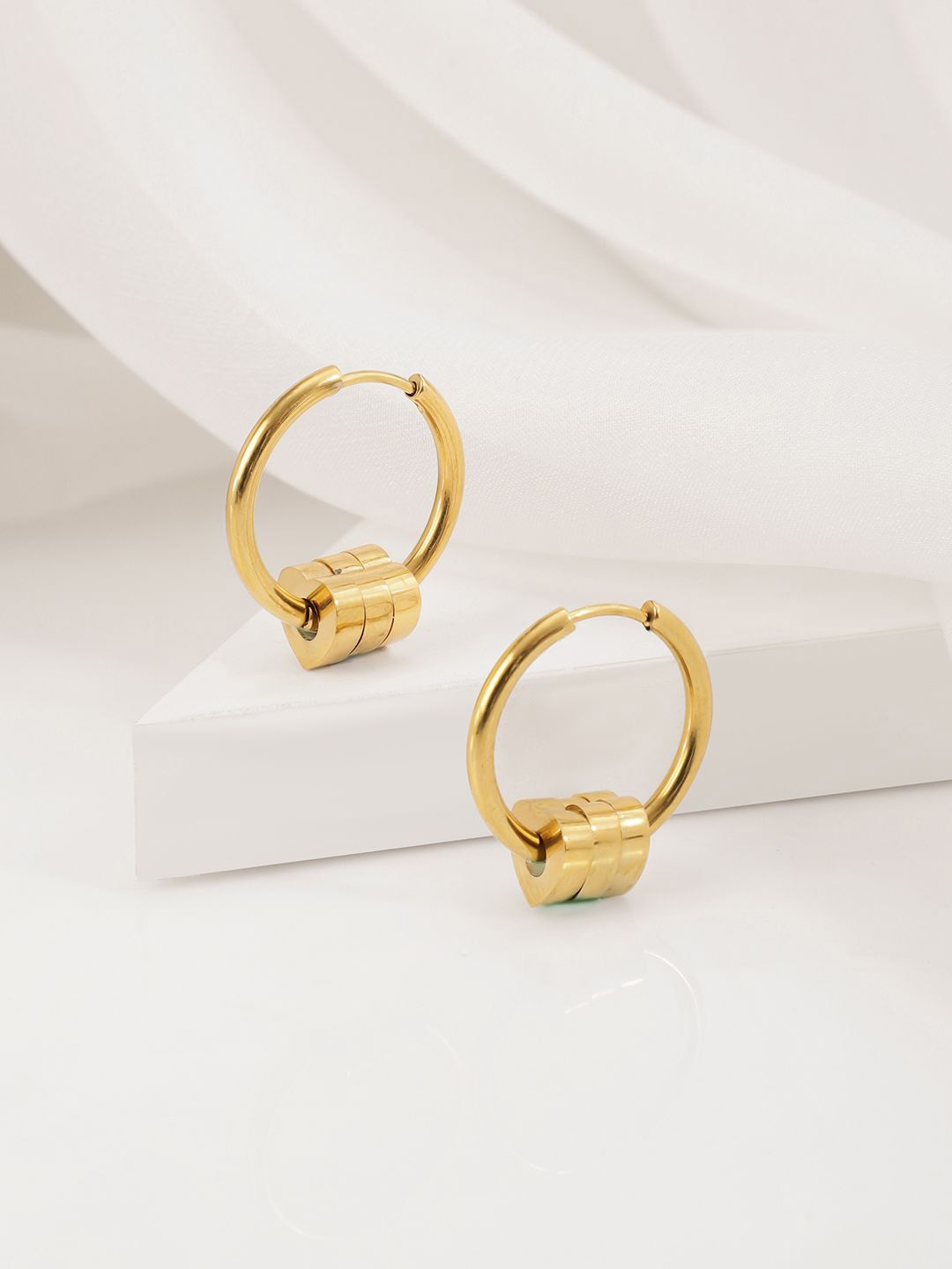 Rubans 18K Gold Plated Stainless Steel Tarnish-Free Waterproof Demi-Fine Hoop Earrings
Rubans 18K Gold Plated Stainless Steel Tarnish-Free Waterproof Demi-Fine Hoop Earrings