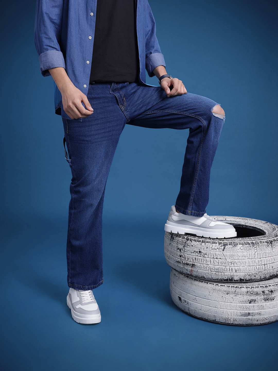 The Roadster Life Co. Men Mid-Rise Pure Cotton Slash Knee Light Fade Bootcut Jeans, Navy blue
The Roadster Life Co. Men Mid-Rise Pure Cotton Slash Knee Light Fade Bootcut Jeans, Navy blue