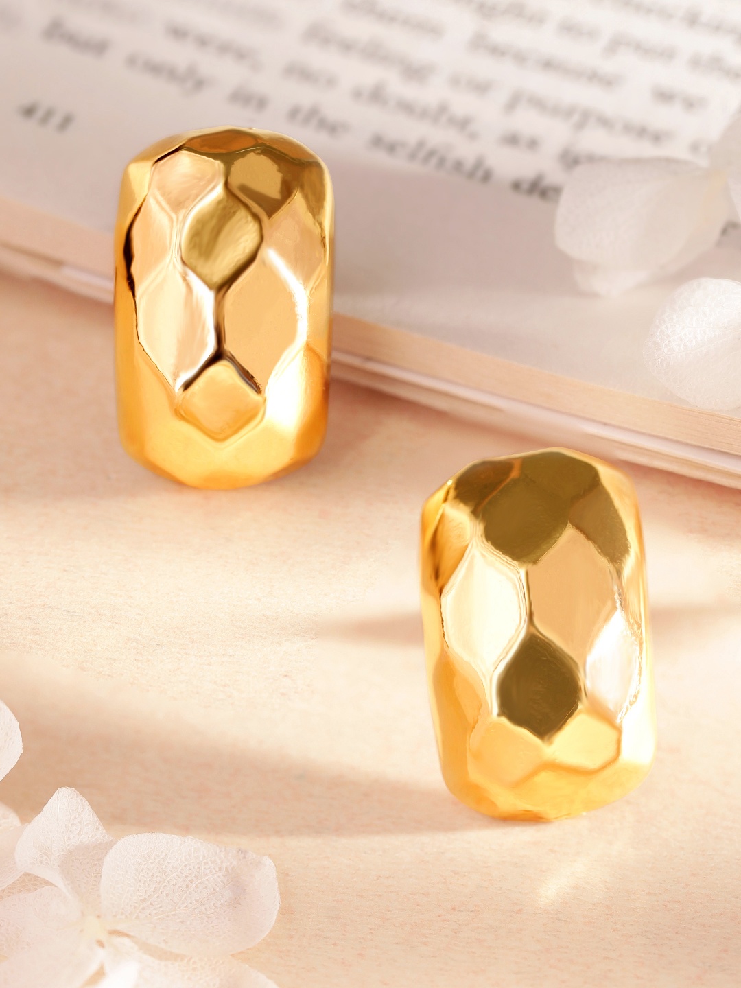 Rubans 18K Gold Plated Geometric Half Hoop Earrings with Sophisticated Polished Finish
Rubans 18K Gold Plated Geometric Half Hoop Earrings with Sophisticated Polished Finish