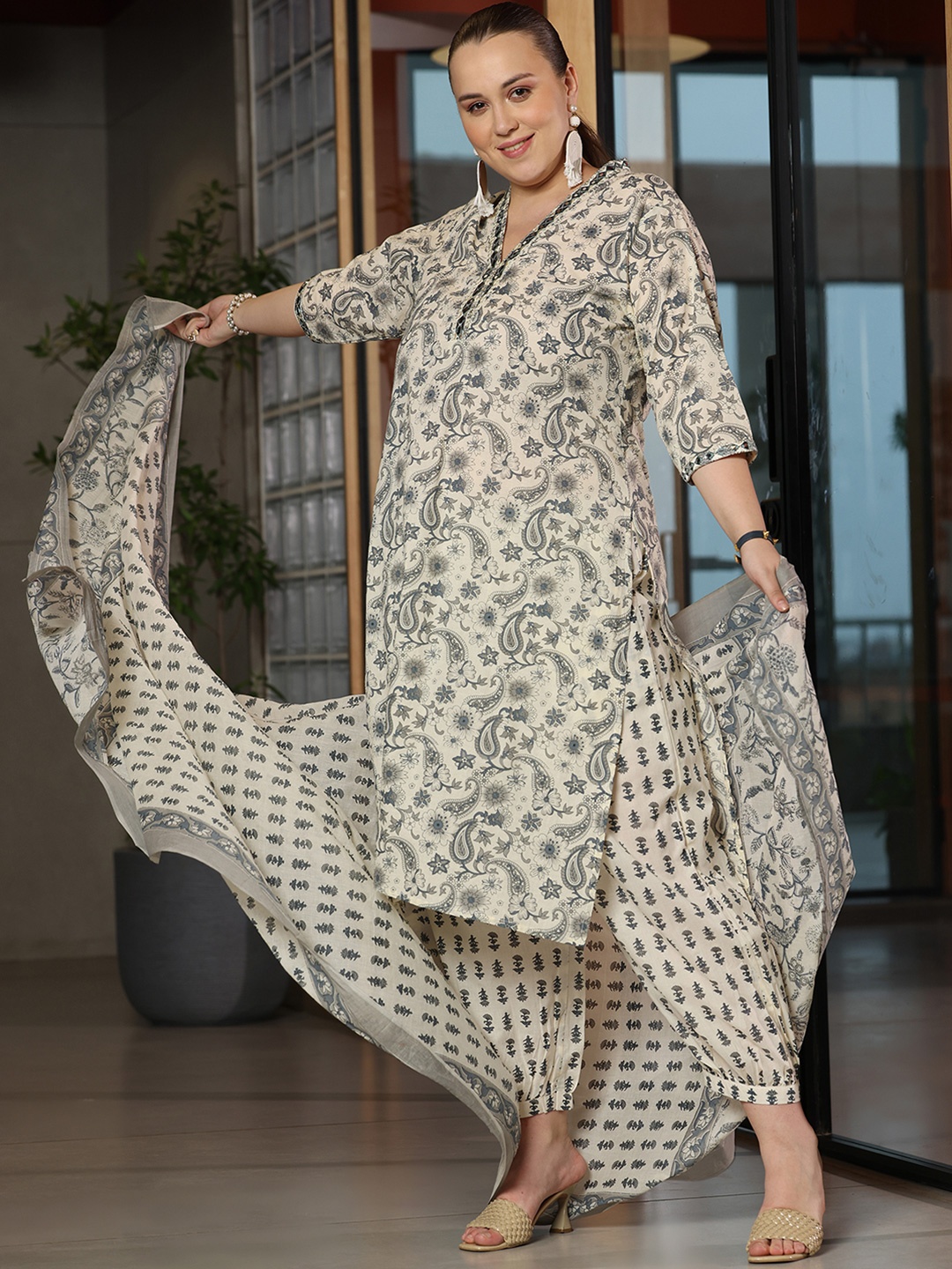 EXTRA LOVE BY LIBAS Plus Size Floral Printed Pure Cotton Straight Kurta & Salwar & Dupatta, Grey
EXTRA LOVE BY LIBAS Plus Size Floral Printed Pure Cotton Straight Kurta & Salwar & Dupatta, Grey