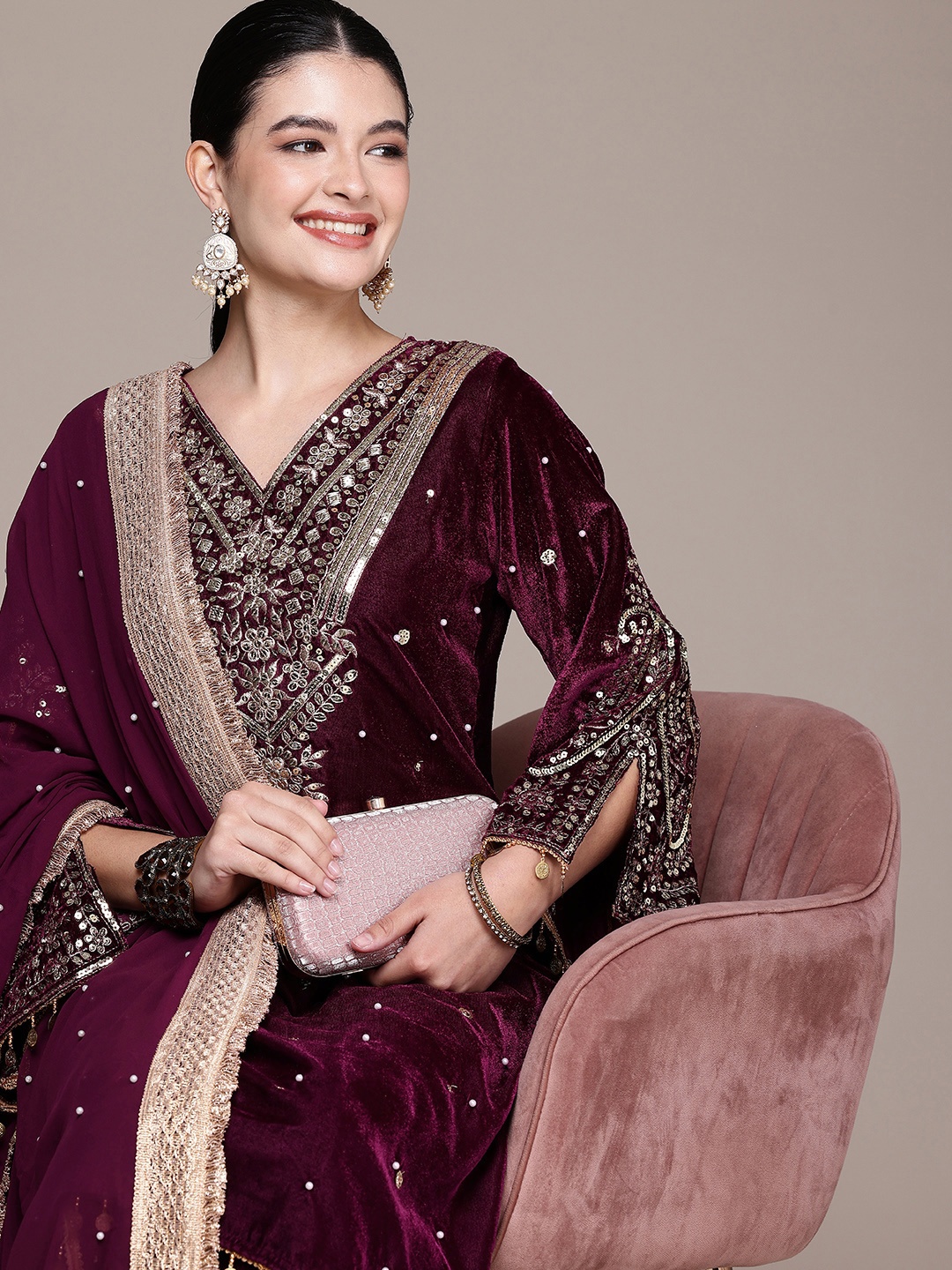 GLAMONY Paisley Embroidered Sequinned Velvet Kurta With Palazzos & Dupatta, Burgundy
GLAMONY Paisley Embroidered Sequinned Velvet Kurta With Palazzos & Dupatta, Burgundy