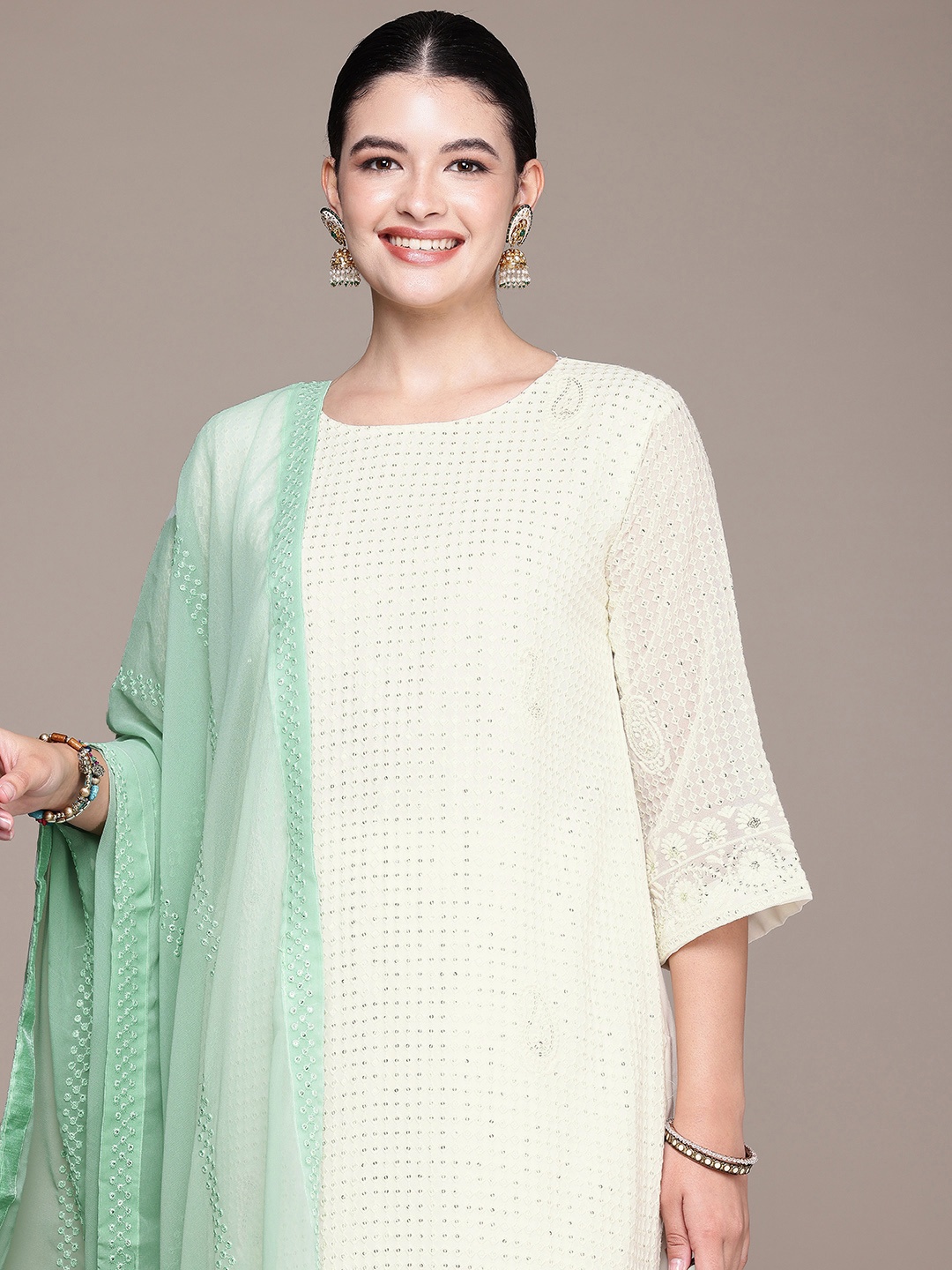 GLAMONY Paisley Embroidered Regular Sequinned Kurta With Trousers & Dupatta, Off white
GLAMONY Paisley Embroidered Regular Sequinned Kurta With Trousers & Dupatta, Off white