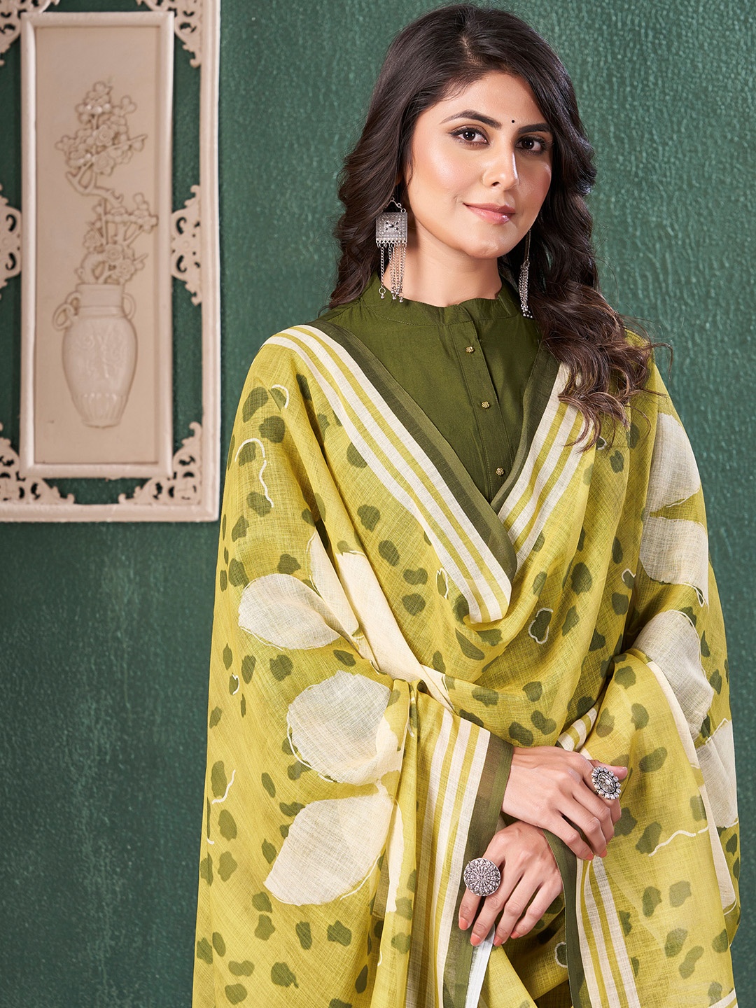 MOJILAA Floral Printed Mandarin Collar Straight Kurta with Salwar & Dupatta, Green
MOJILAA Floral Printed Mandarin Collar Straight Kurta with Salwar & Dupatta, Green