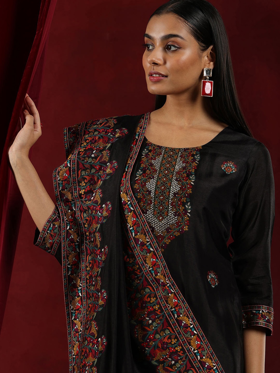 Libas Art Floral Woven Design Beads And Stones Straight Kurta With Trousers & Dupatta, Black
Libas Art Floral Woven Design Beads And Stones Straight Kurta With Trousers & Dupatta, Black