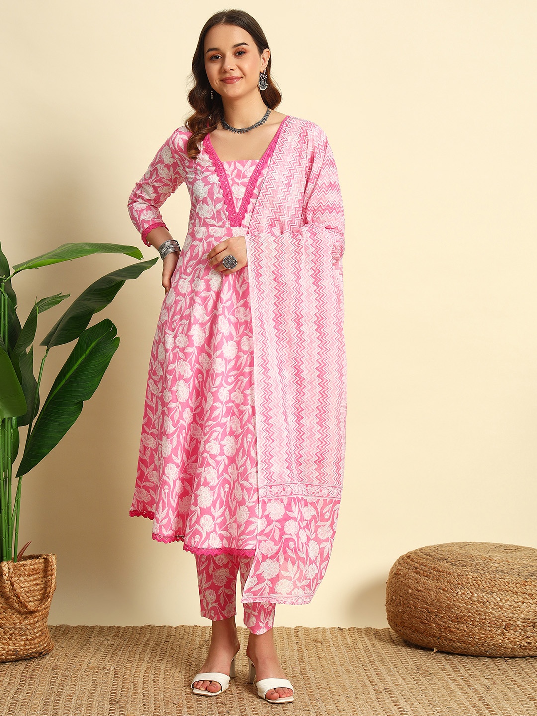 IkDaiya Women Floral Printed Regular Pure Cotton Kurta with Trousers & With Dupatta, Pink
IkDaiya Women Floral Printed Regular Pure Cotton Kurta with Trousers & With Dupatta, Pink