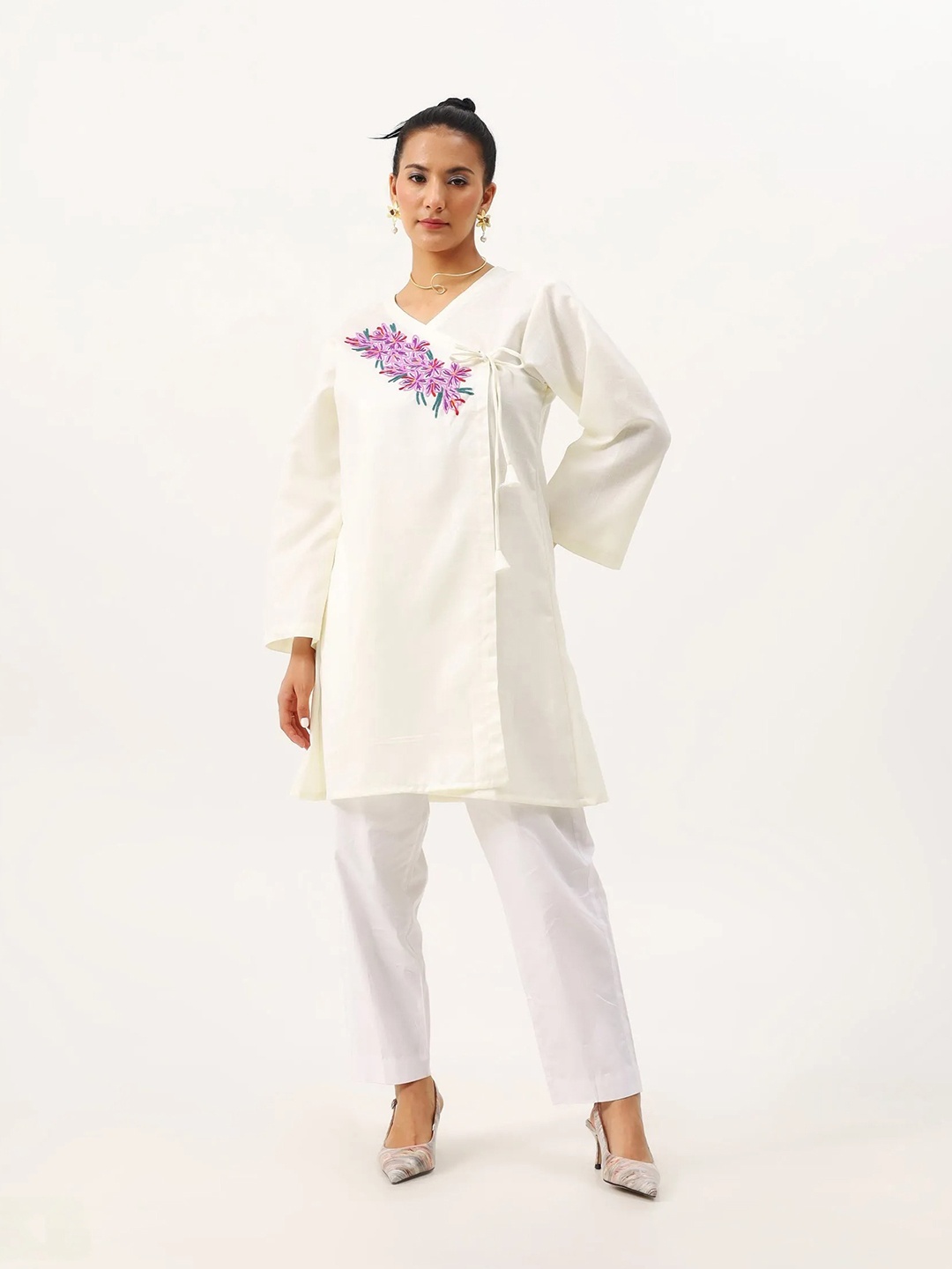 Kashmir Box Women V-Neck Floral Embroidered Thread Work Cotton Angrakha Kurti, Off white
Kashmir Box Women V-Neck Floral Embroidered Thread Work Cotton Angrakha Kurti, Off white